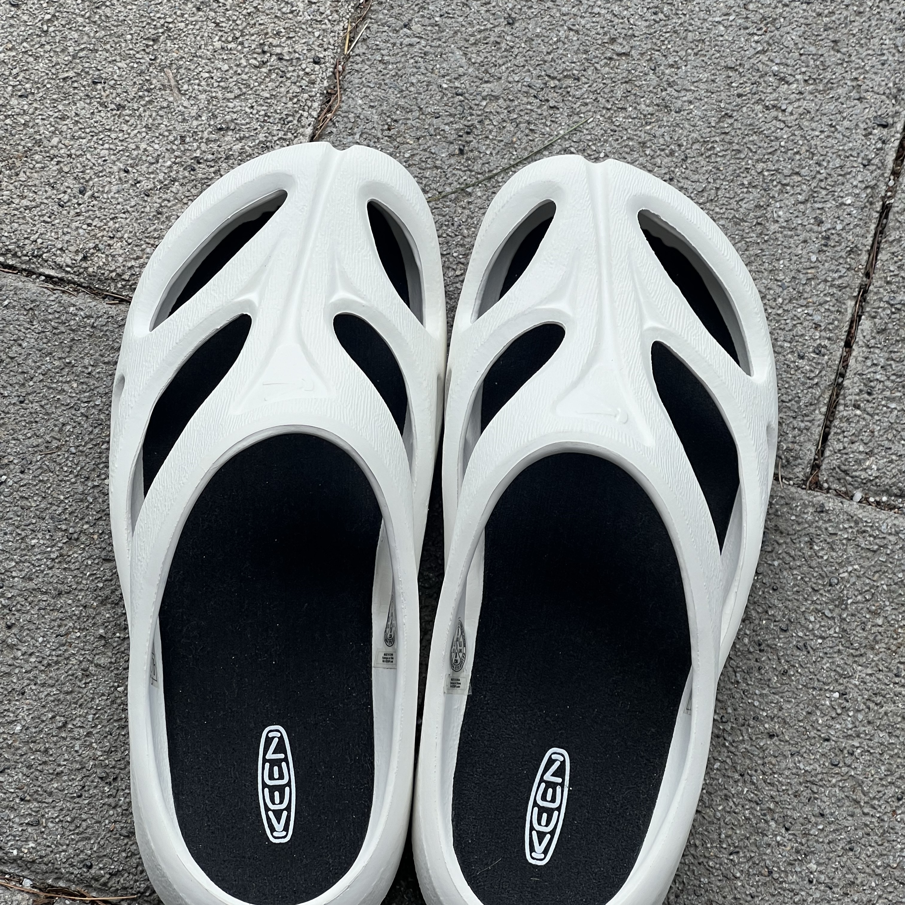 (W) Keen Shanti White Black 착용 스타일 - 1