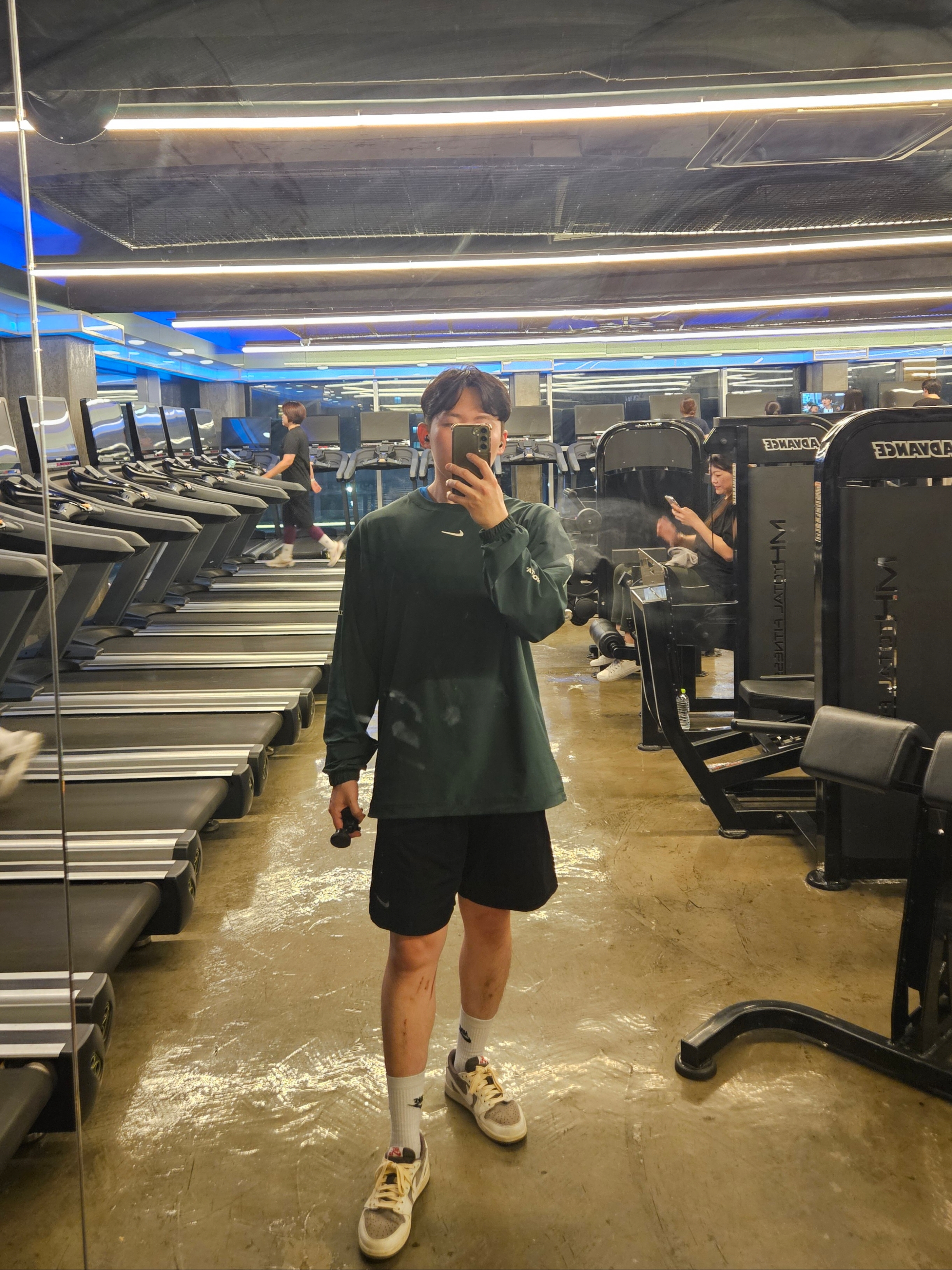Nike x Drake Nocta Golf Crewneck Top Green - US/EU, Jordan 1 x Travis Scott Retro Low OG SP Sail and Ridgerock 착용 스타일