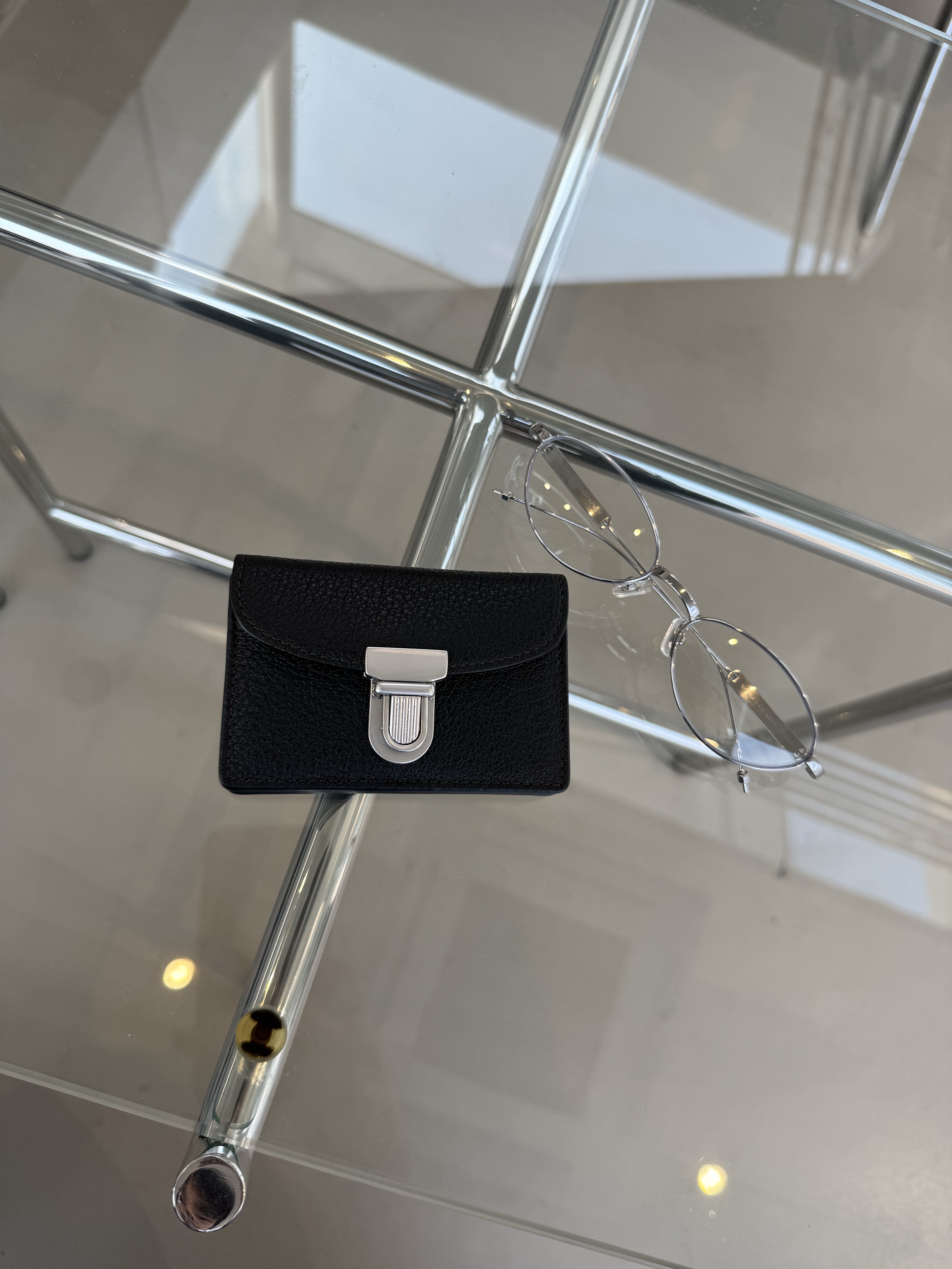 Athe garcon Accordion Wallet Black Noir, Gentle Monster x Maison Margiela MM216 Silver Clear 착용 스타일 - 1