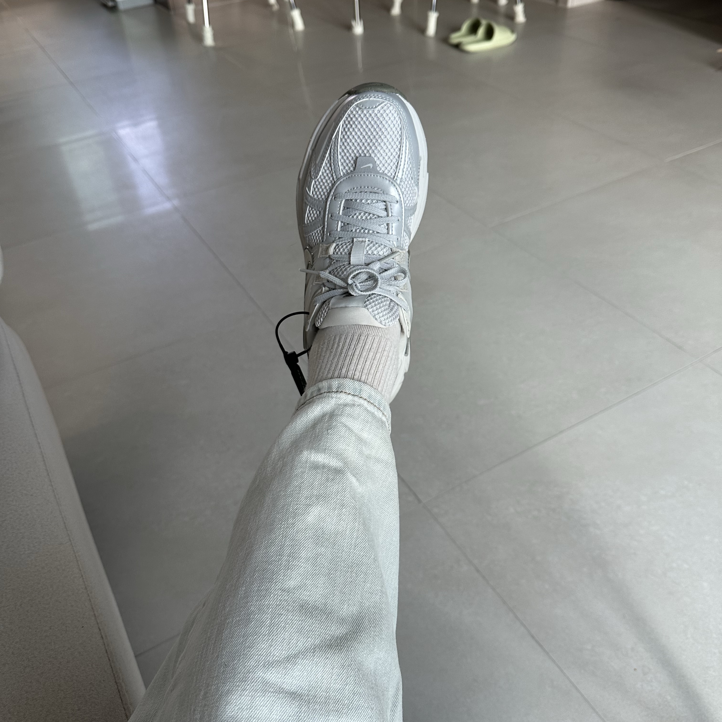 (W) Nike V2K Run Photon Dust Summit White 착용 스타일 - 1
