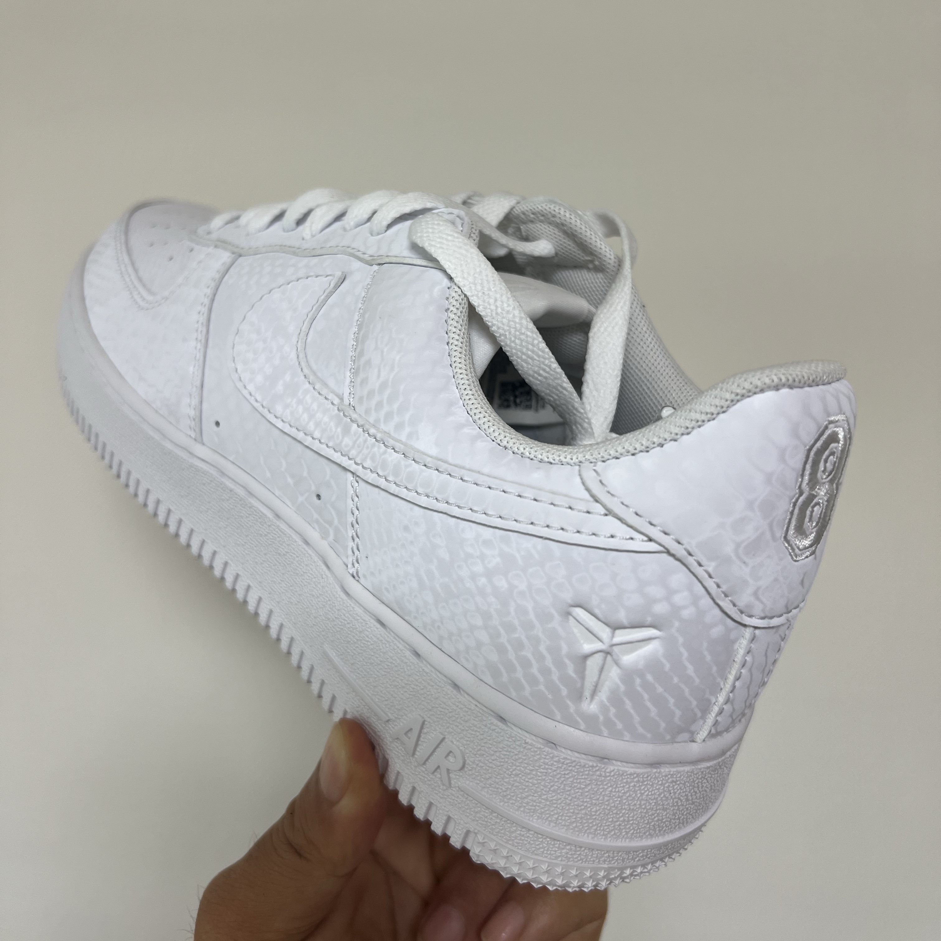 Nike x Kobe Bryant Air Force 1 Low Triple White 착용 스타일 - 2