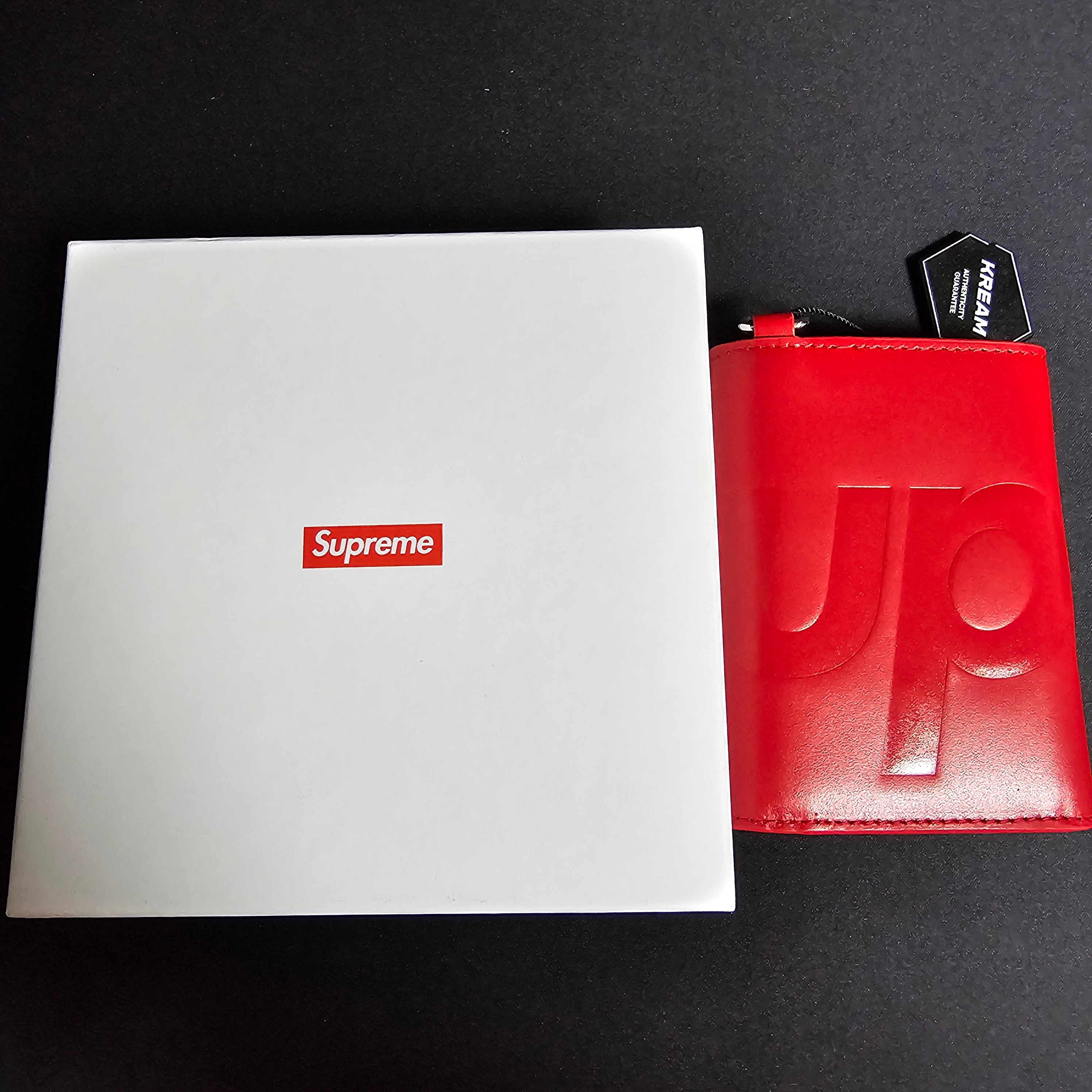 Supreme Leather Chain Wallet Red 착용 스타일 - 1