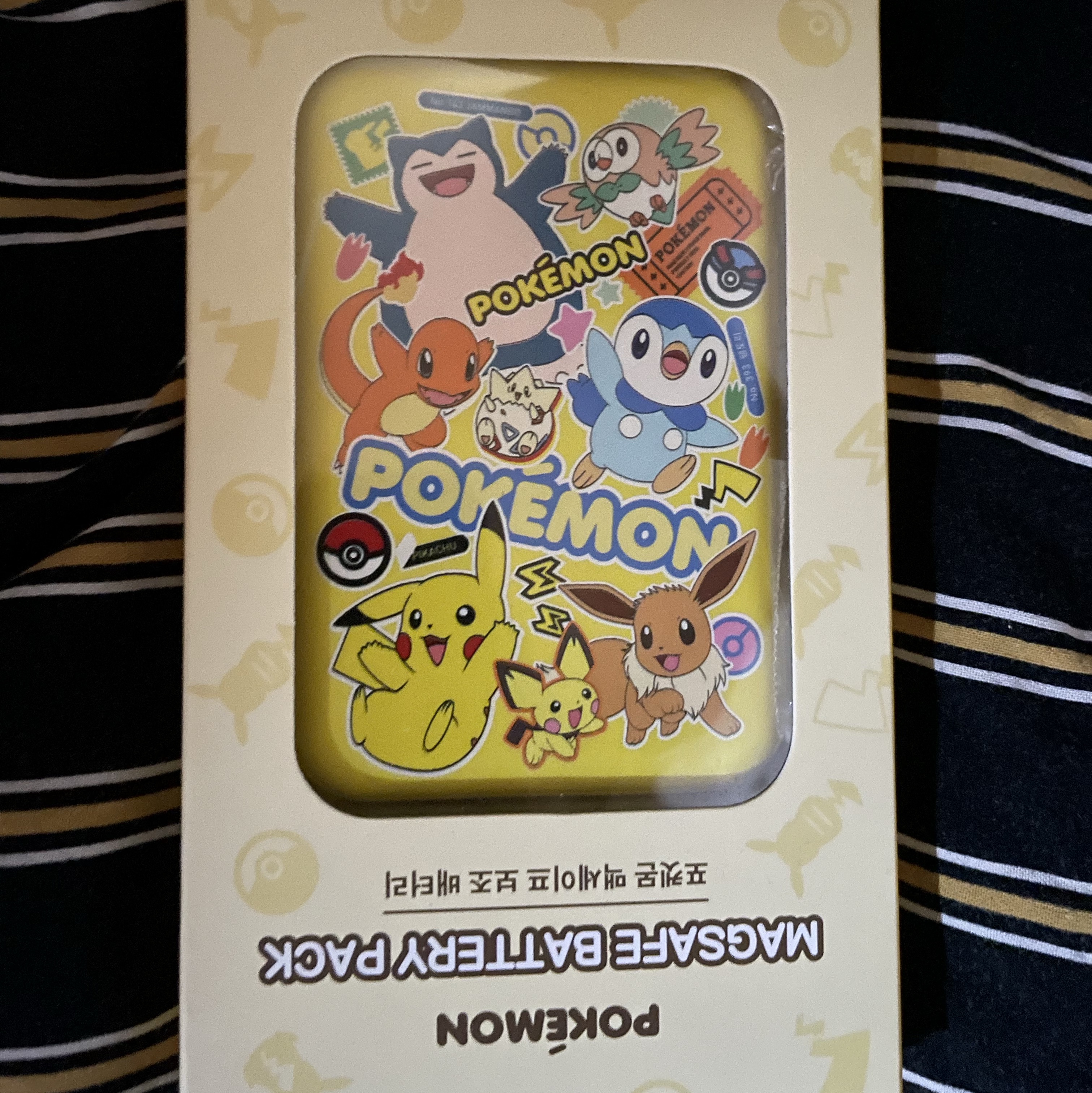 Woojin Store Pokemon Magsafe Battery 5000mAh Yellow 착용 스타일