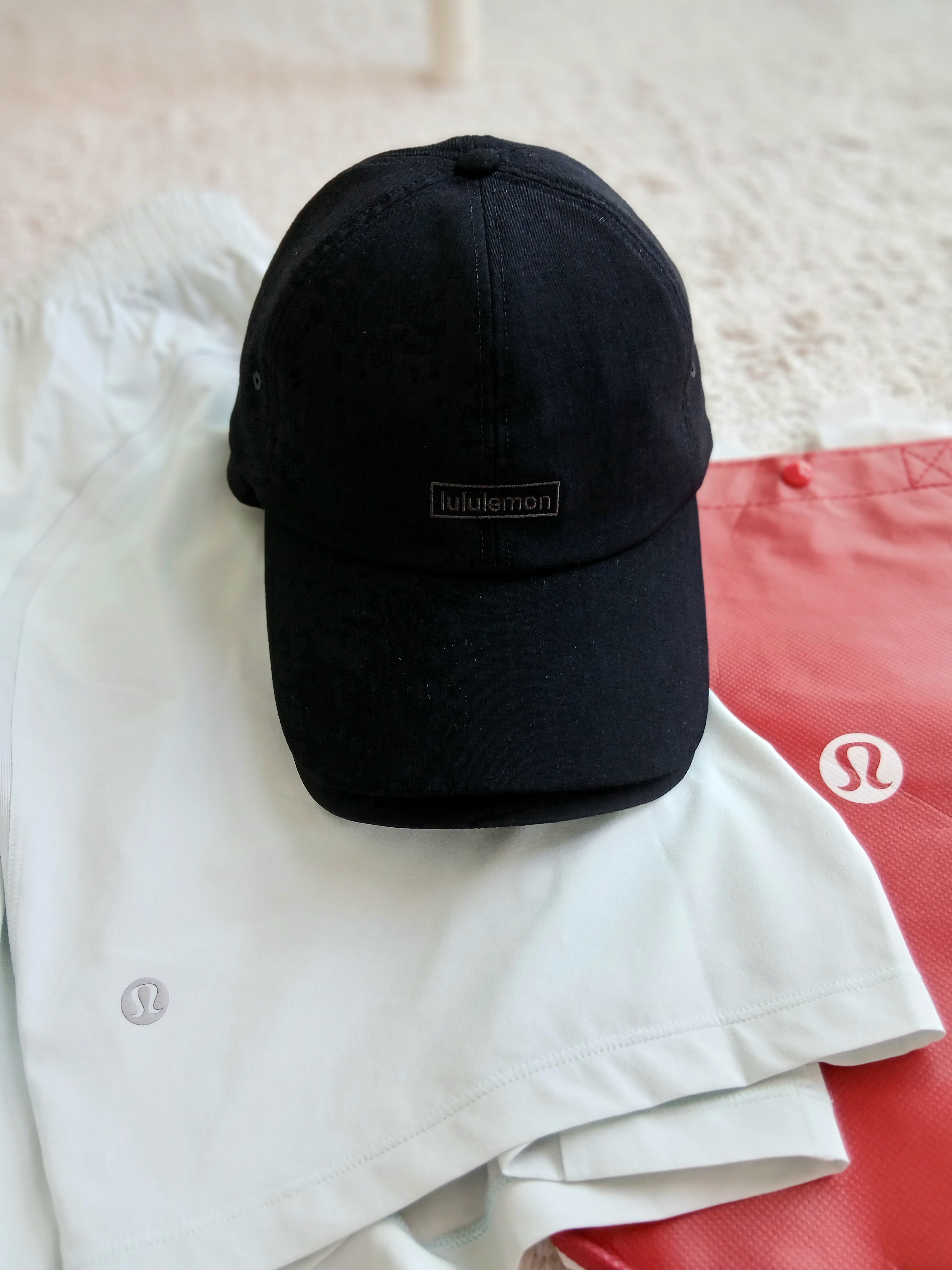 (W) Lululemon Soft Embroidered Baller Hat Black, Lululemon Pace Breaker Linerless Shorts 5 Inch Black 착용 스타일 - 2