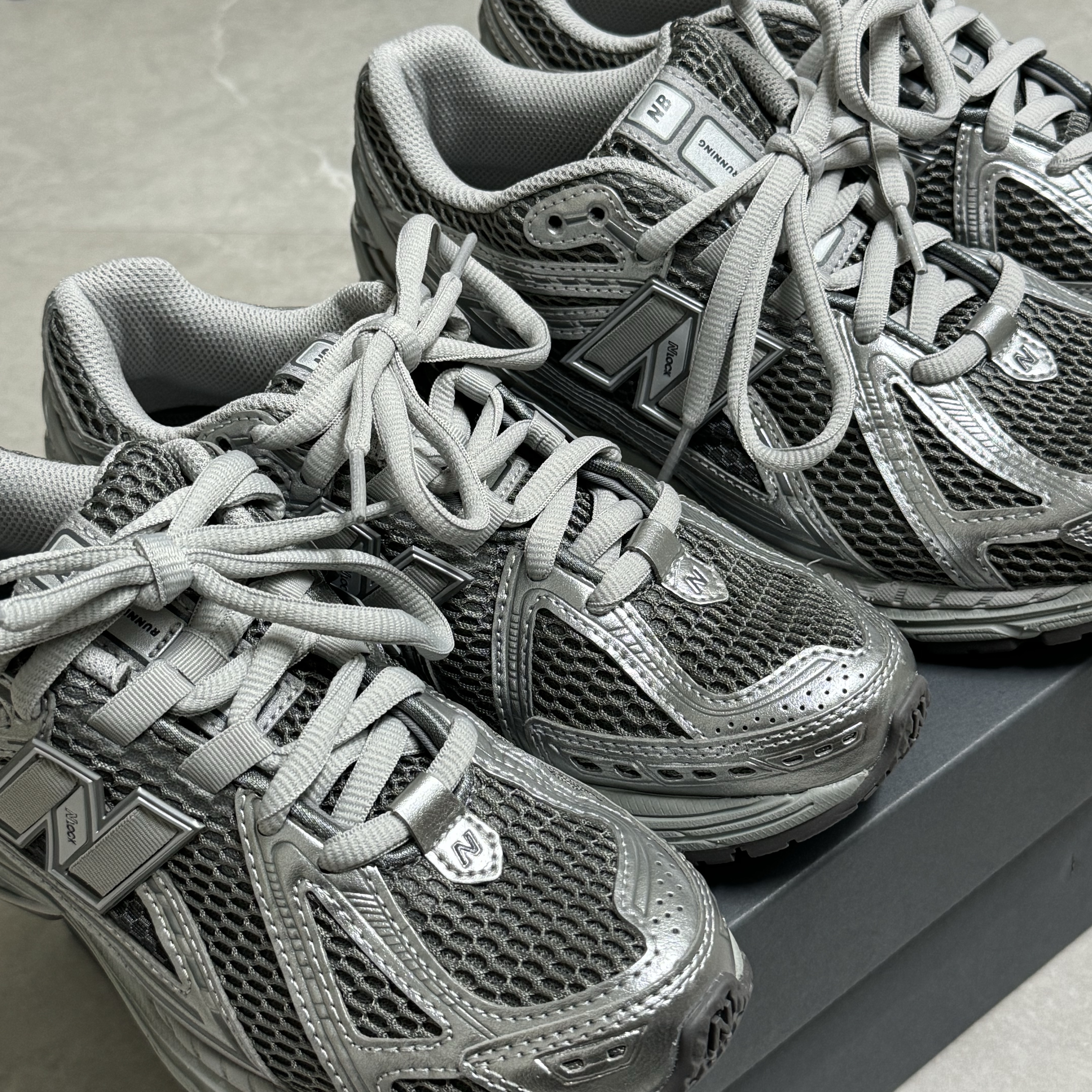 New Balance 1906R Harbor Grey Silver Metalic 착용 스타일