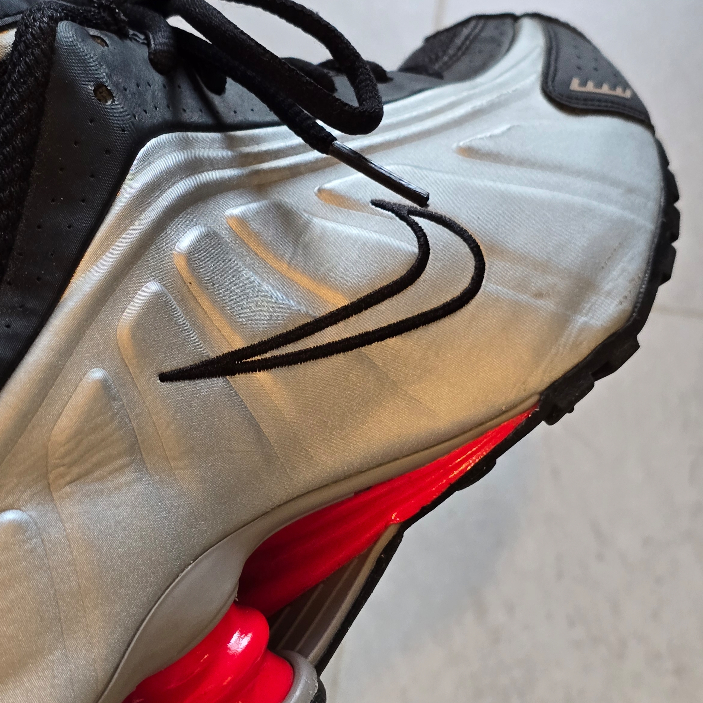 Nike Shox R4 Black and Metallic Silver 착용 스타일