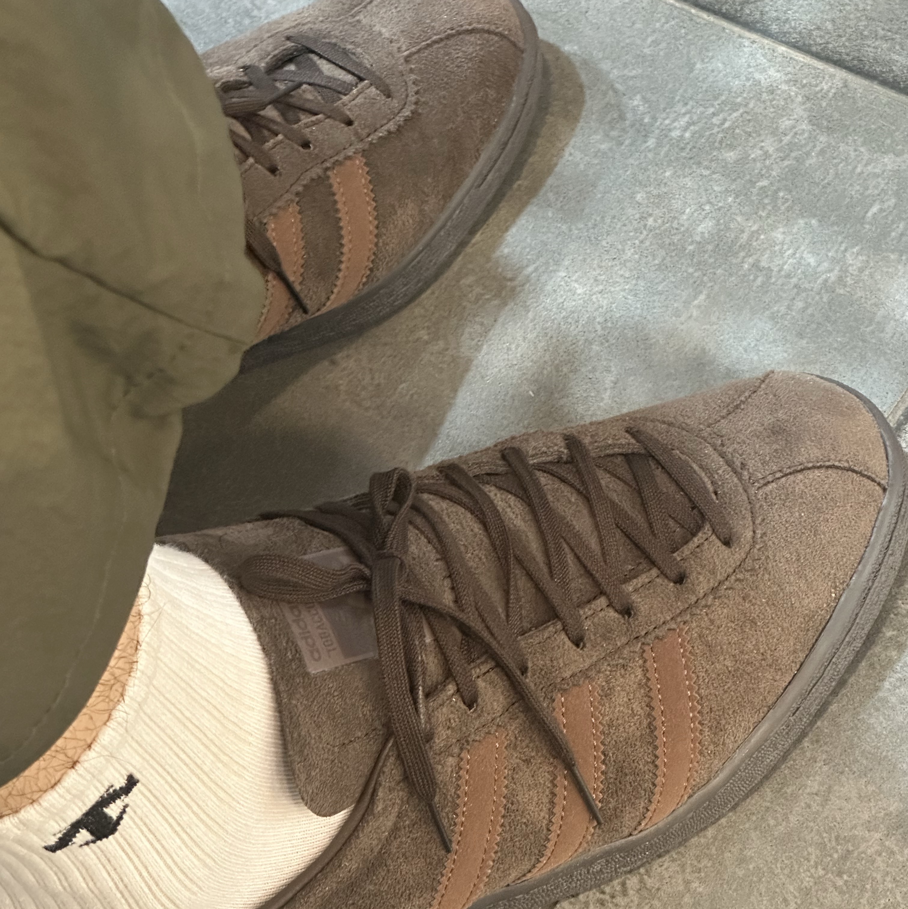 Adidas Tobacco Gruen Dark Brown 착용 스타일