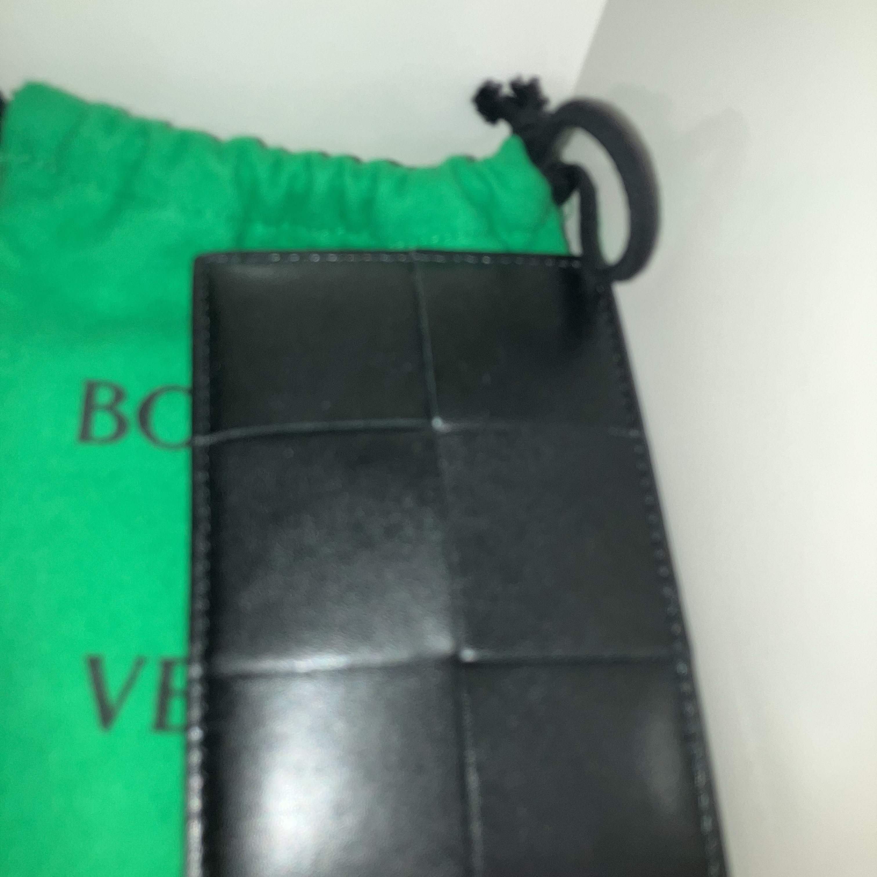 Bottega Veneta Credit Card Case Calfskin Black 착용 스타일