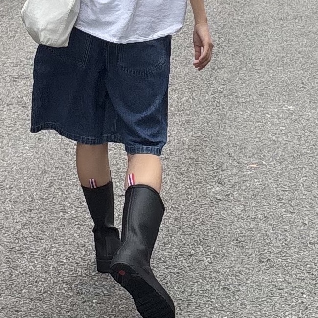 (W) Hunter Play Tall Wellington Rain Boots Black 착용 스타일