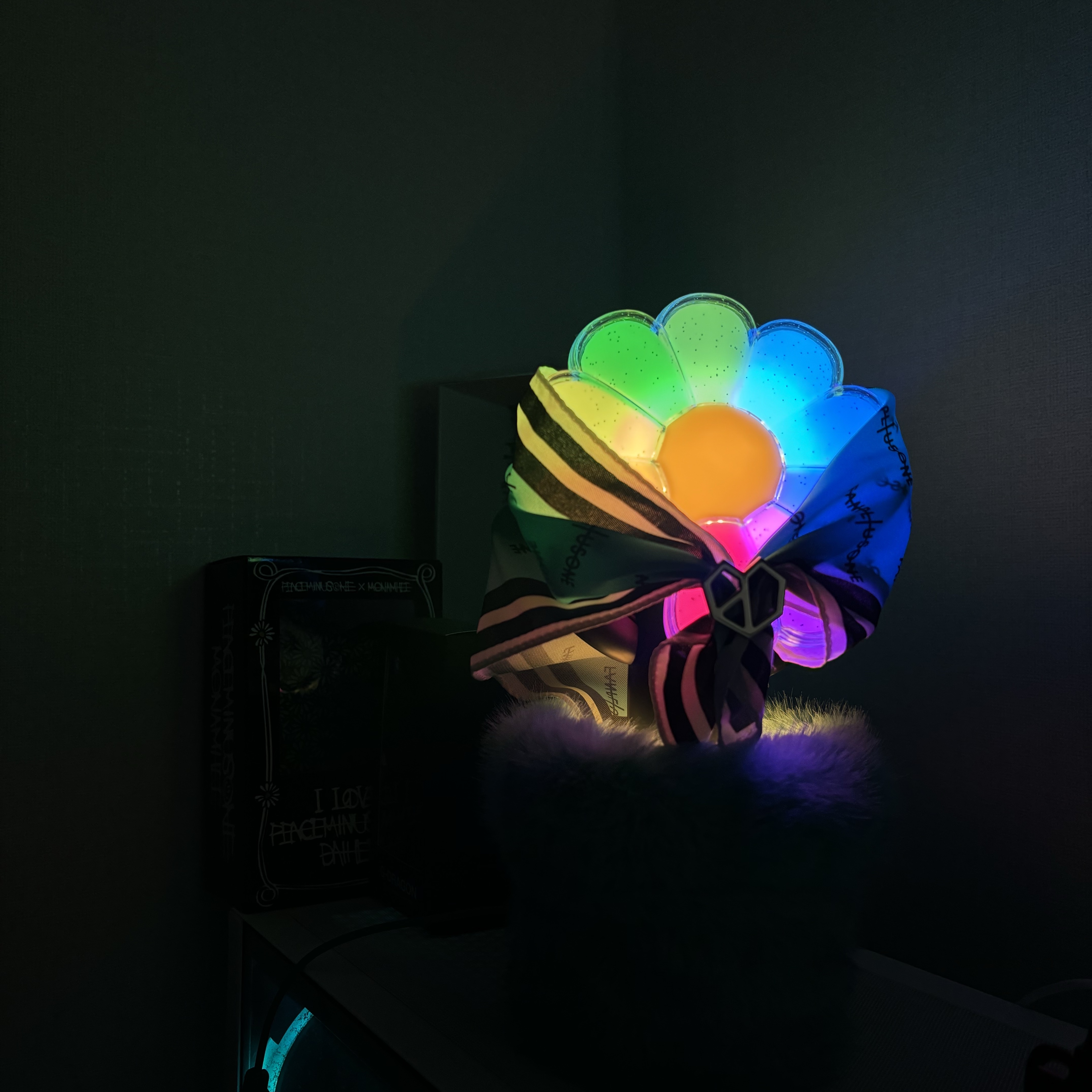 G-DRAGON Ubermensch Official Light Stick, G-DRAGON Ubermensch Official Light Stick Cradle 착용 스타일