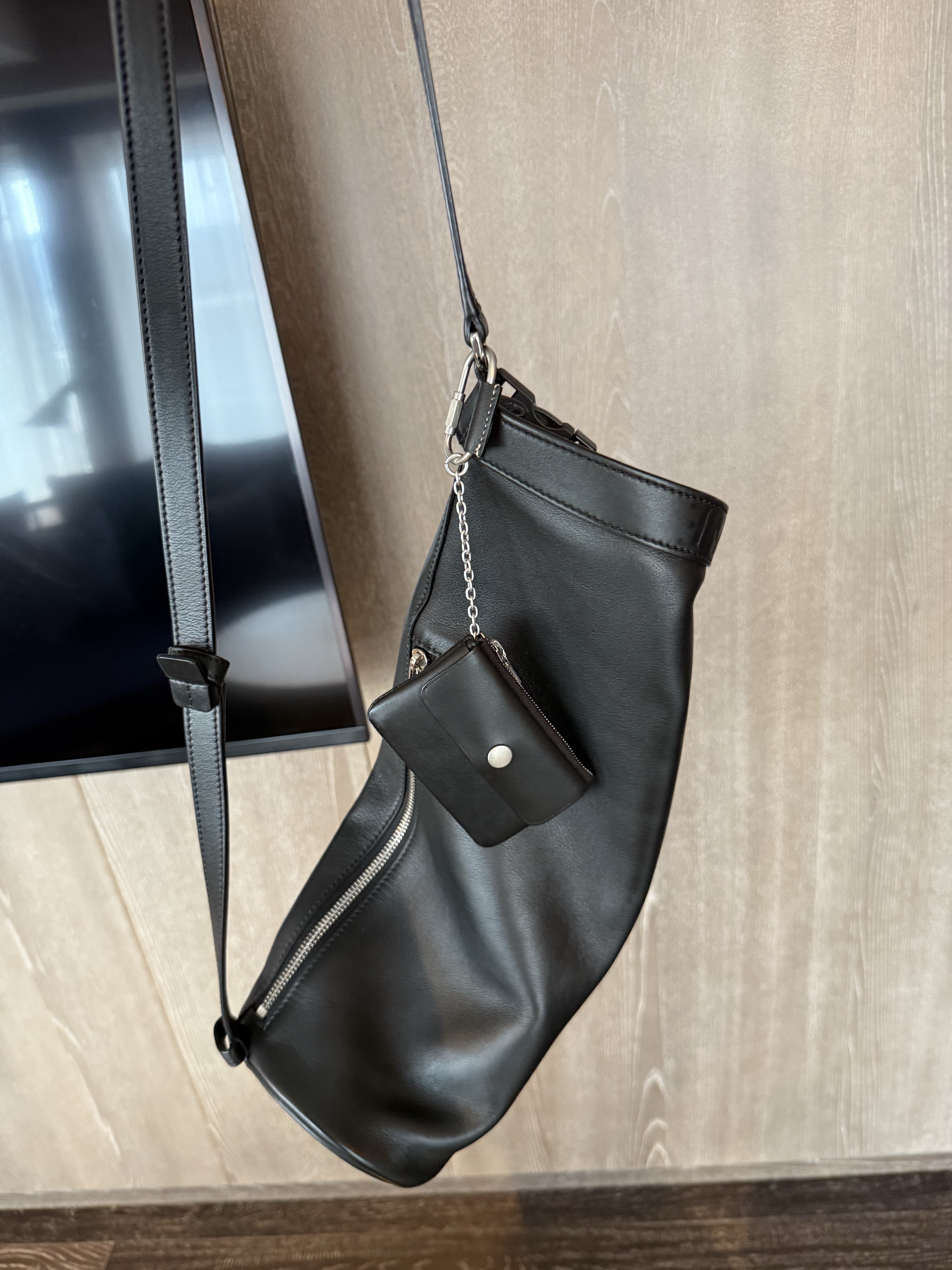 Athe garcon Chain Card Wallet Black 착용 스타일 - 2