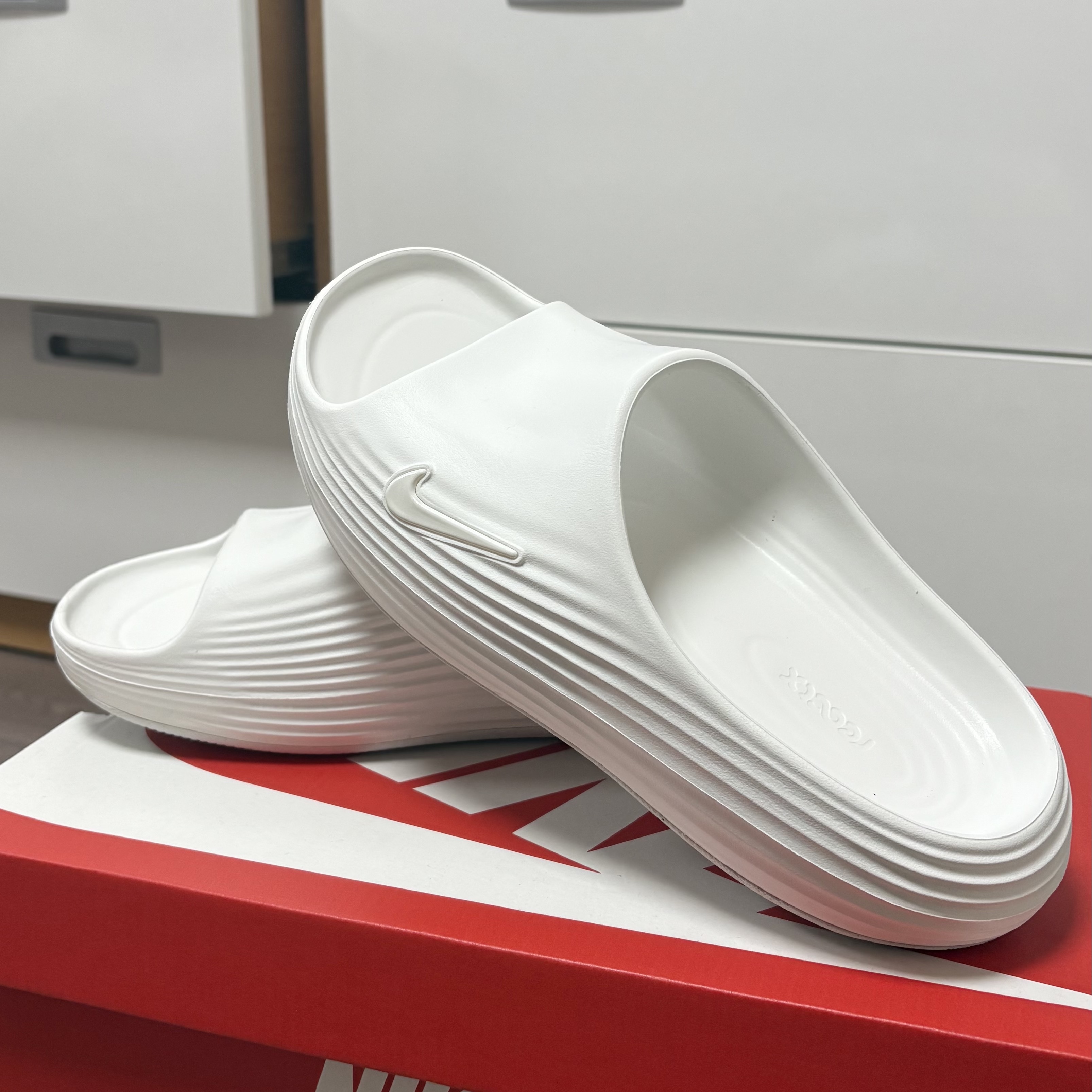 (W) Nike ReactX Rejuven8 Slide Sail 착용 스타일