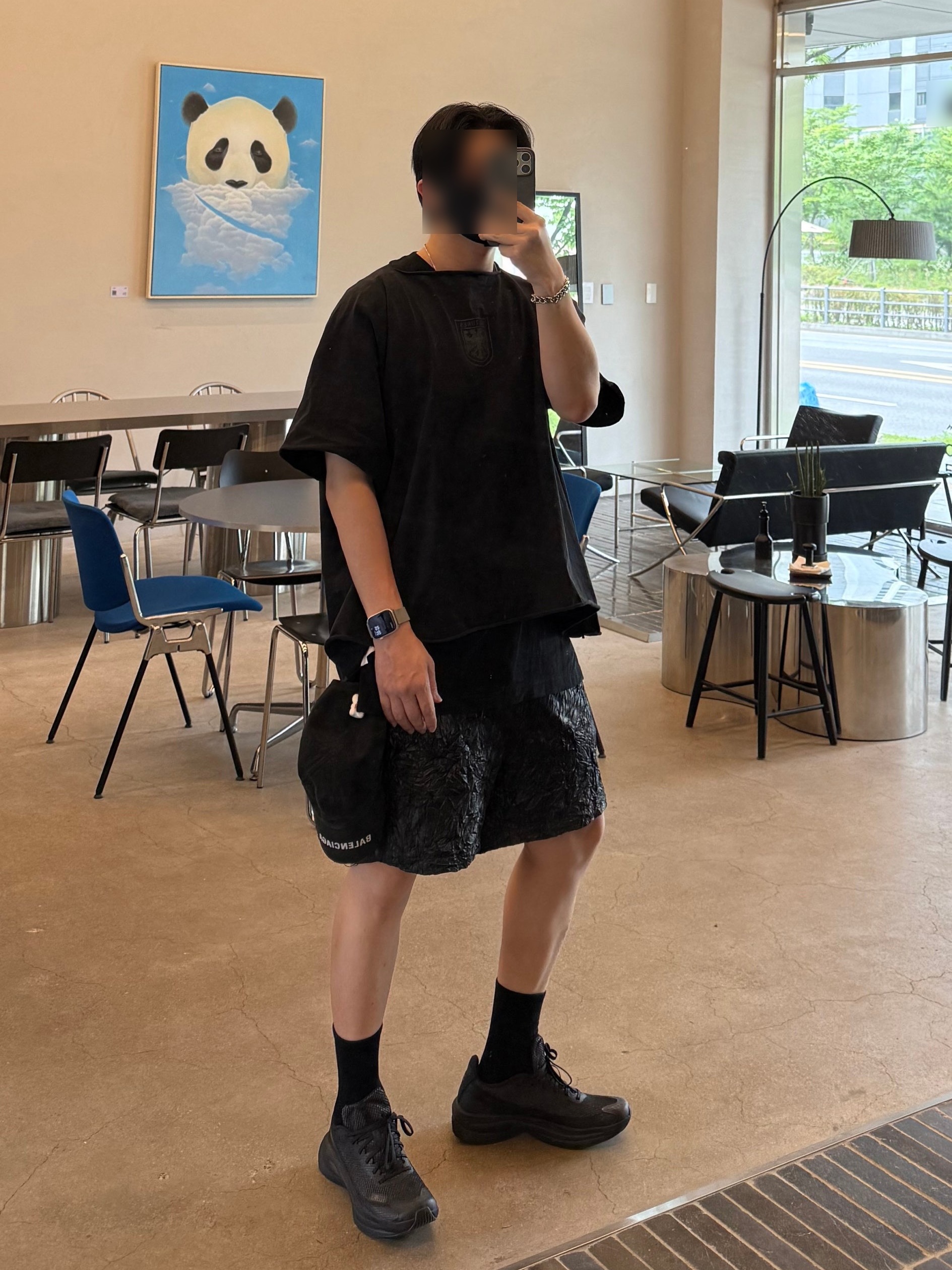 Yeezy Vultures Box T-Shirt Black, Wapworks Crease Baggy Shorts 착용 스타일 - 2