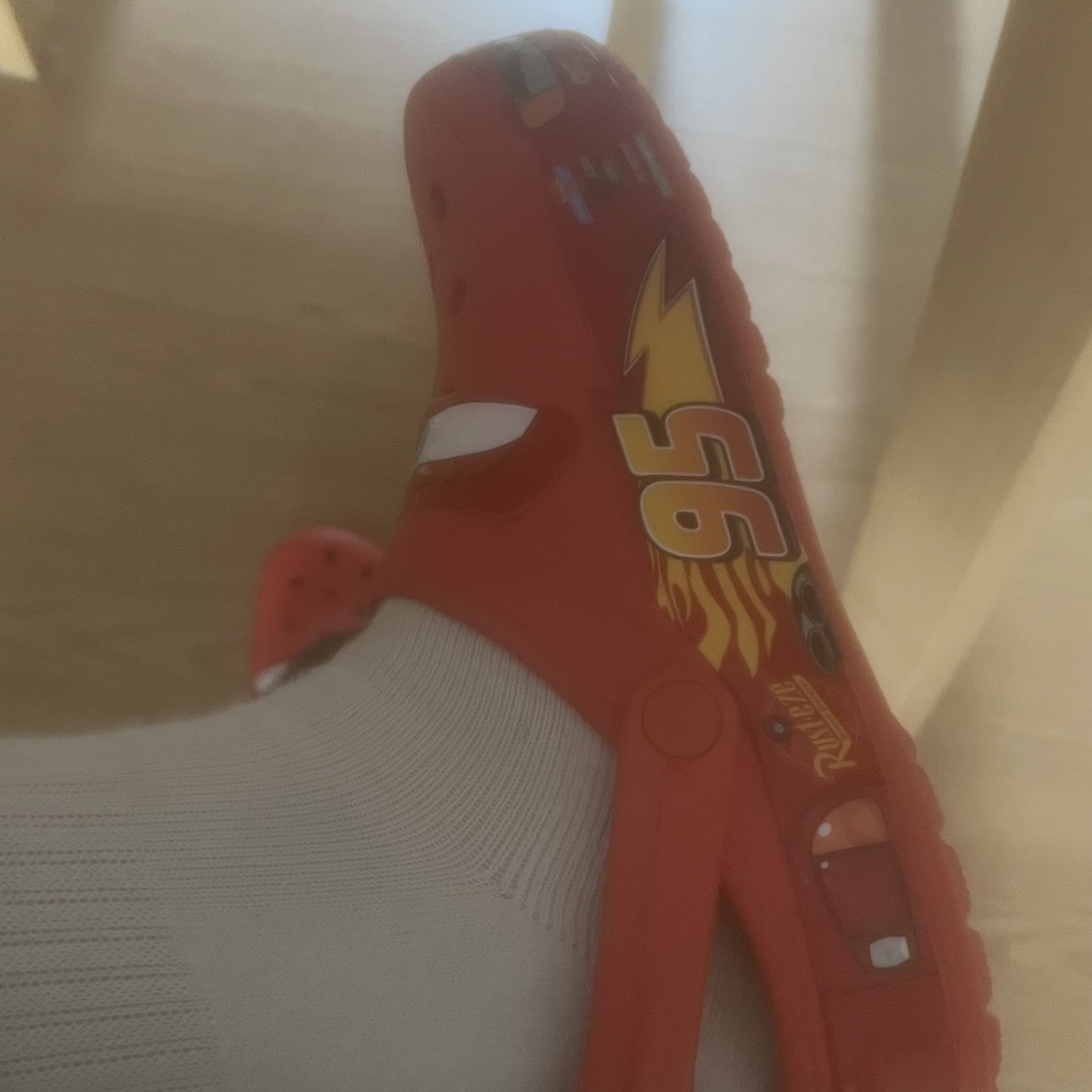 Crocs x Cars Classic Clog Lightning McQueen 착용 스타일 - 3
