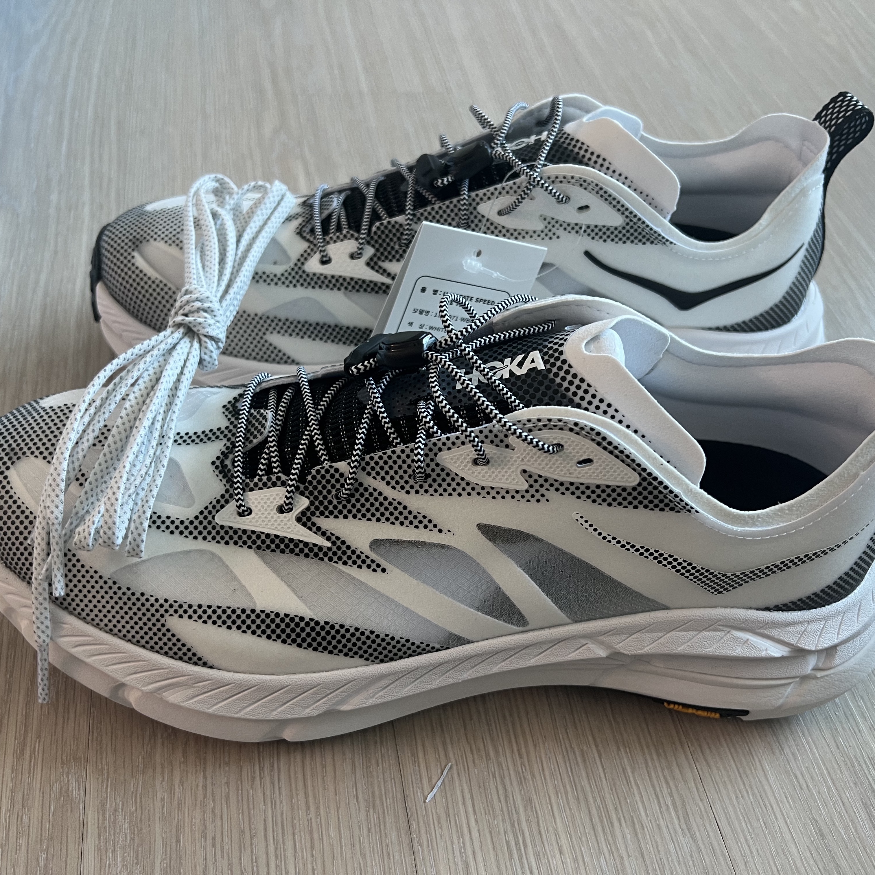 Hoka Mafate Speed 4 Lite White Black 착용 스타일