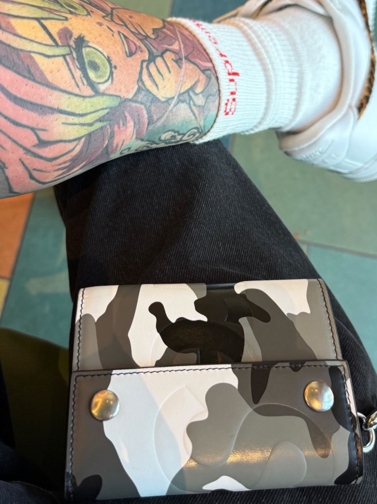 Supreme Leather Chain Wallet Snow Camo - 25SS 착용 스타일