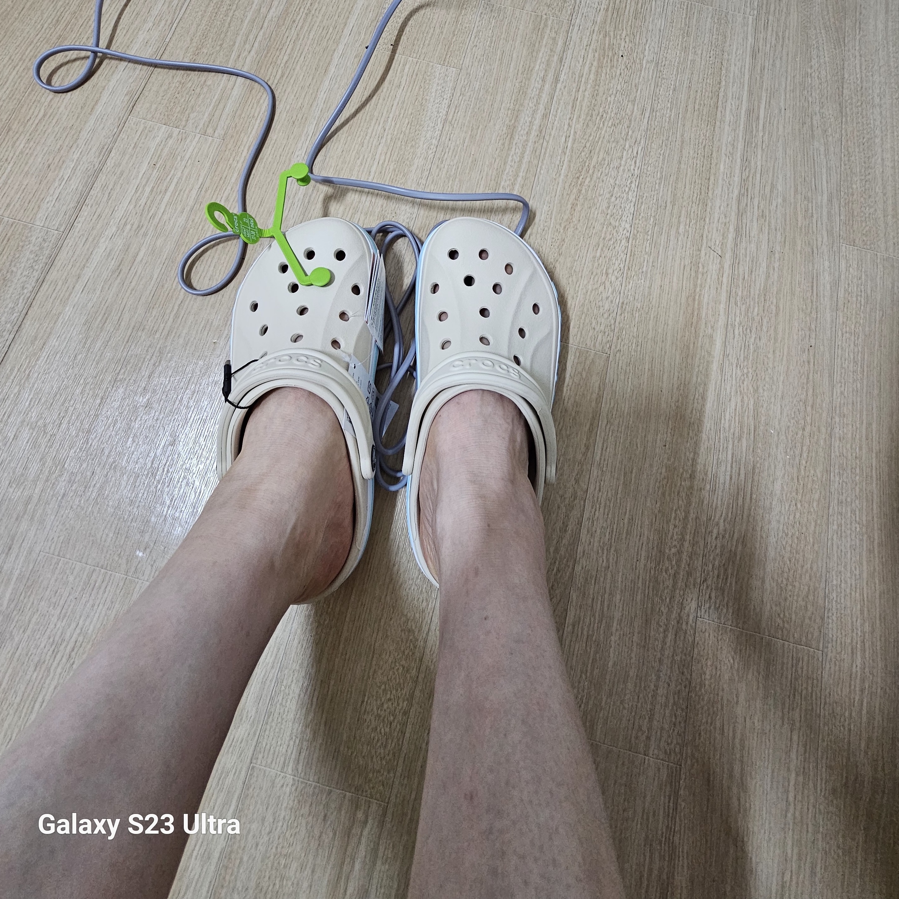 Crocs Bayaband Clog Winter White Multi 착용 스타일