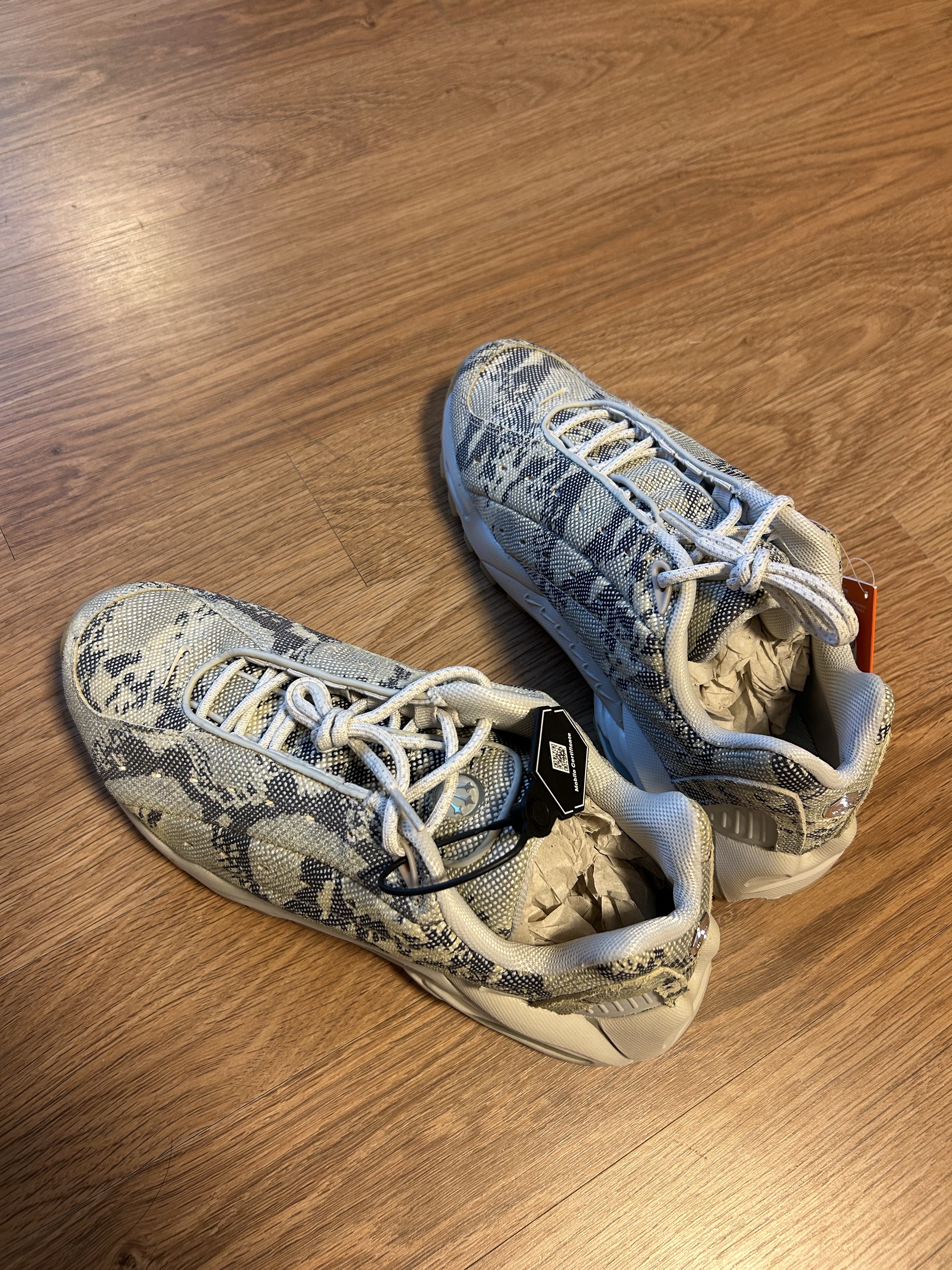Nike x Drake Nocta Hot Step Air Terra Light Bone 착용 스타일 - 2