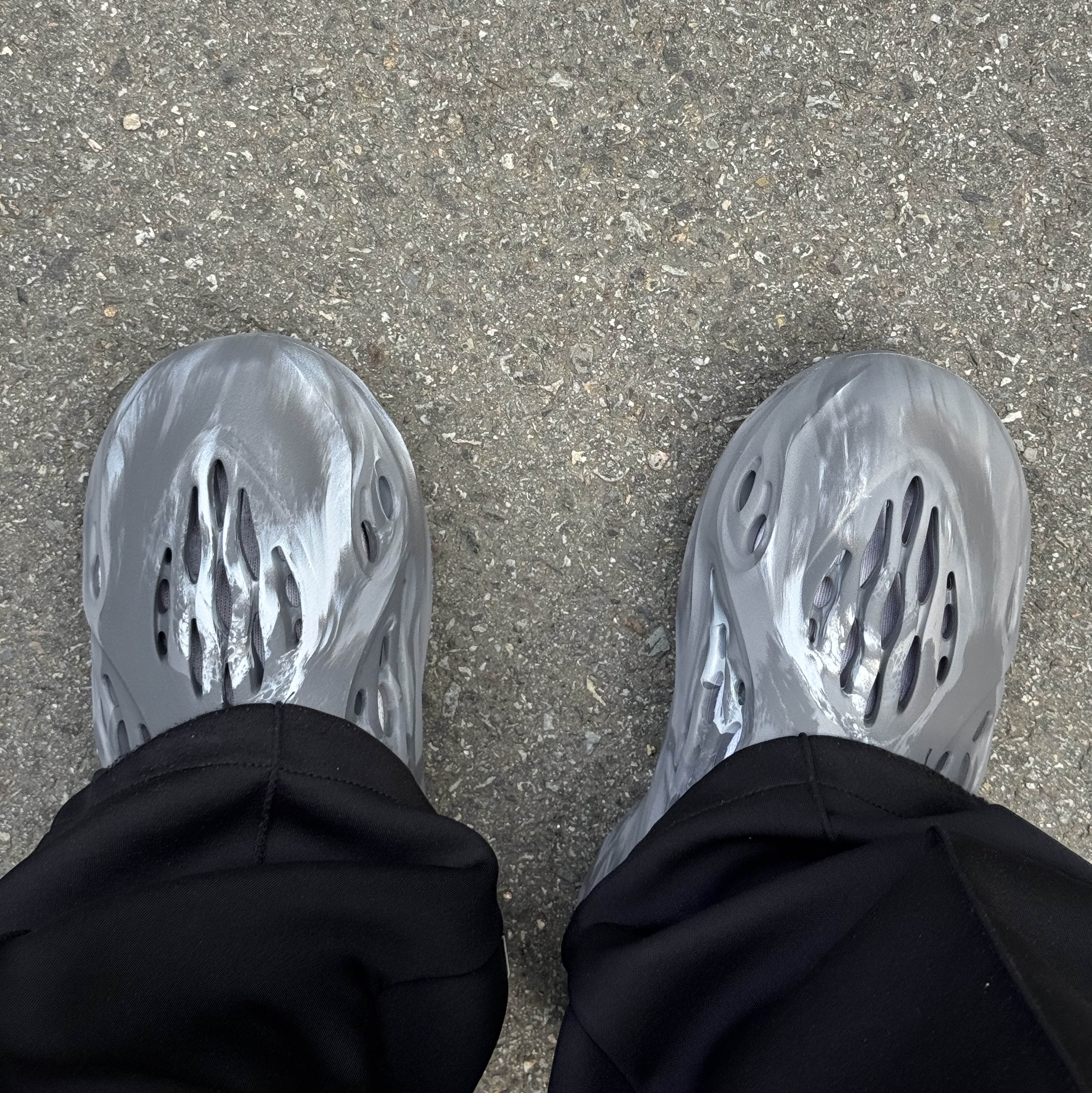 Adidas Yeezy Foam RNNR MX Granite 착용 스타일