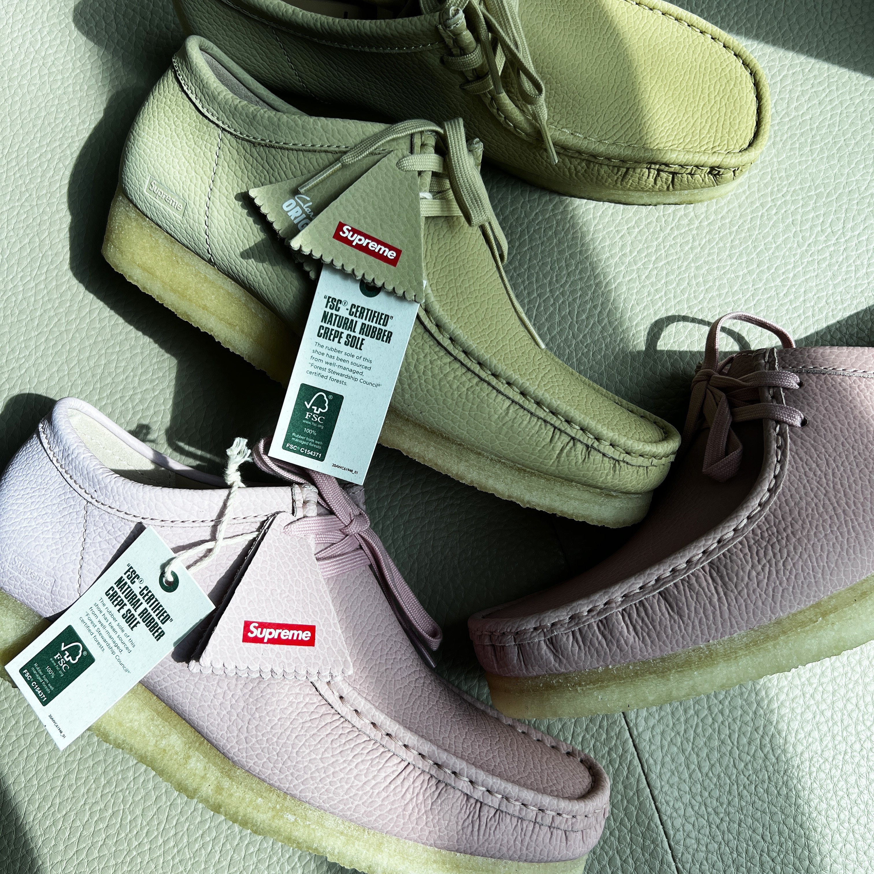 Clarks x Supreme Reflective Wallabee Pink - 25SS, Clarks x Supreme Reflective Wallabee Natural - 25SS 착용 스타일