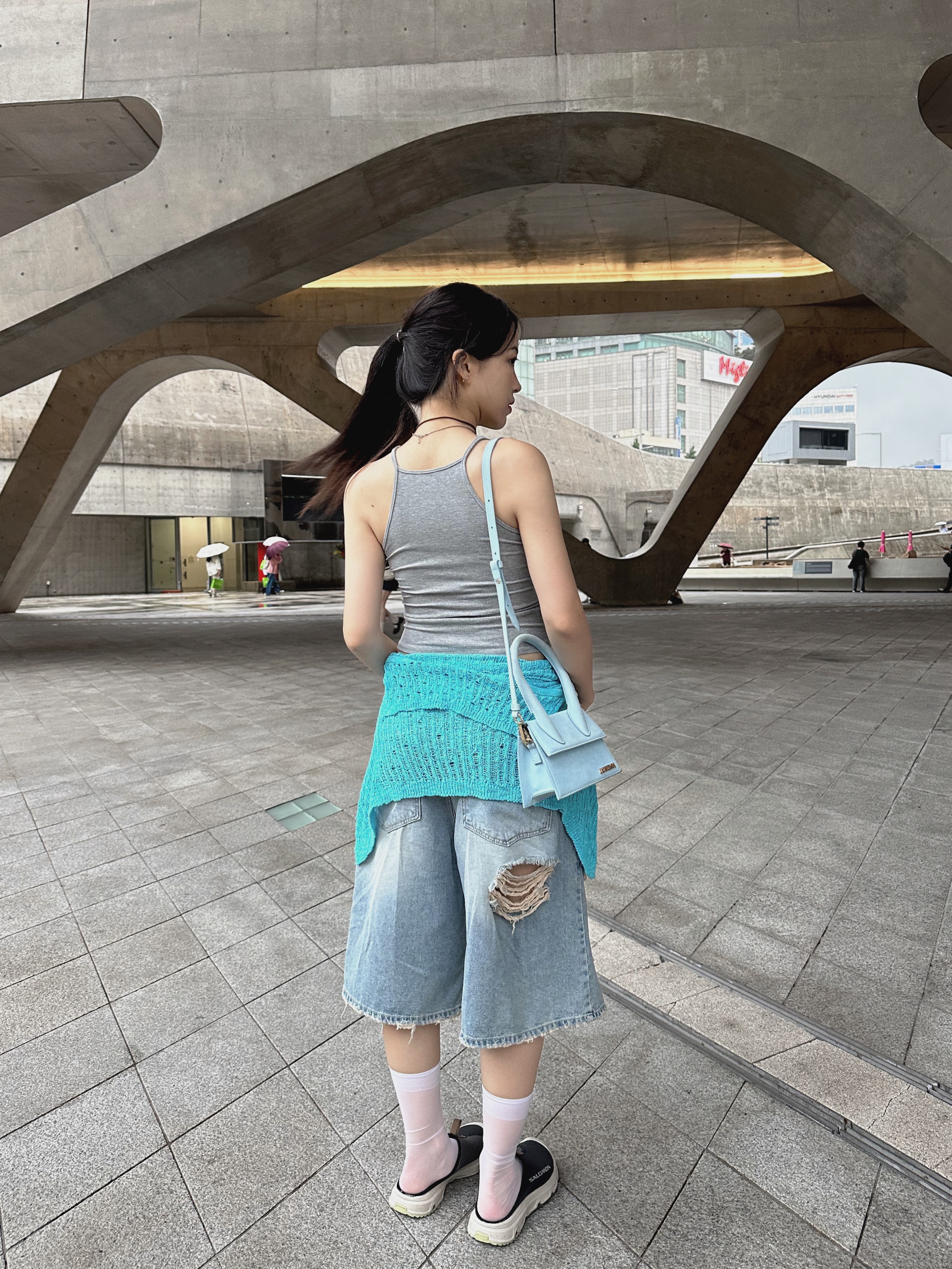 Salomon RX Slide 3.0 Black Plum Kitten, Jacquemus Le Chiquito Mini Handbag Light Blue 착용 스타일 - 3