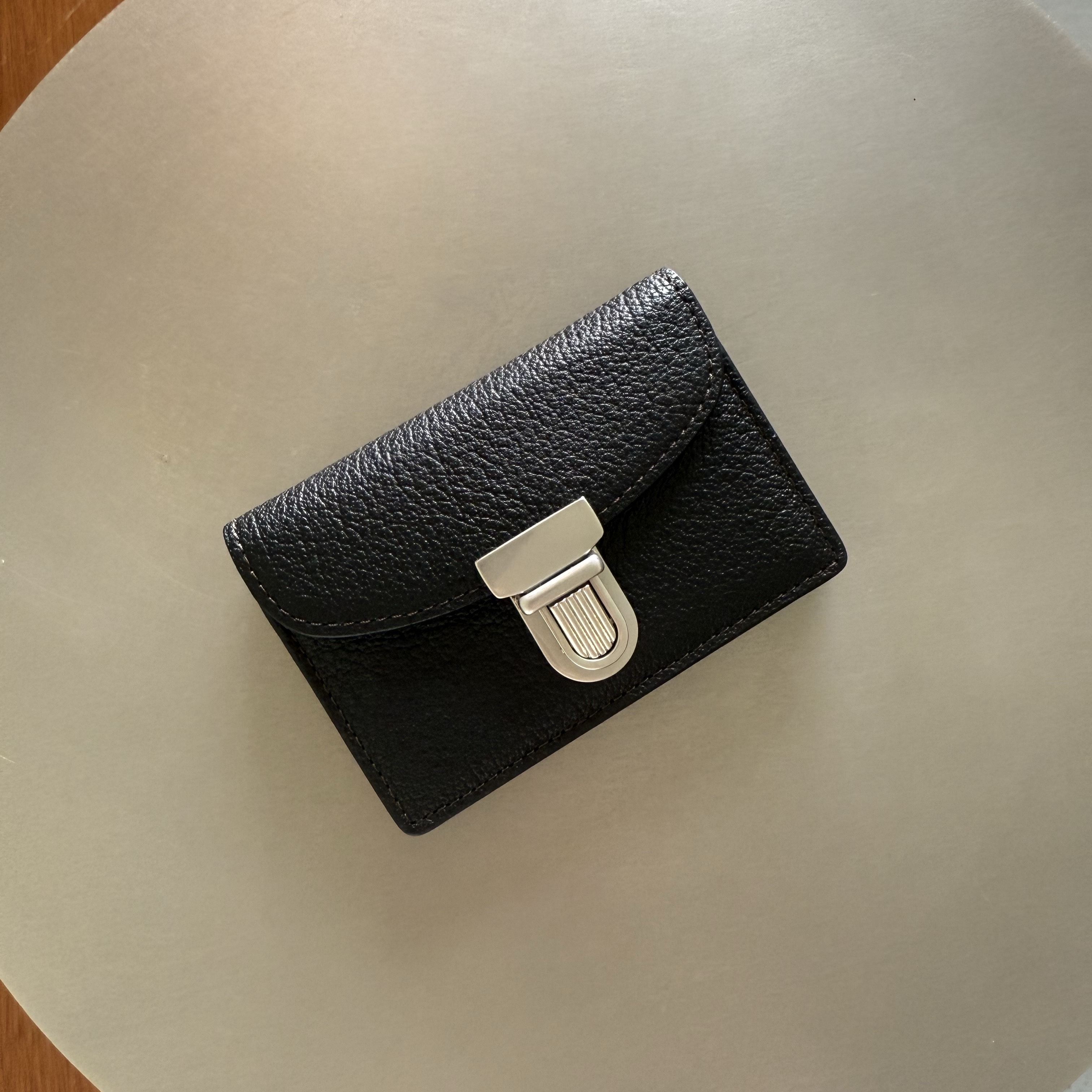 Athe garcon Accordion Wallet Black Noir 착용 스타일 - 2