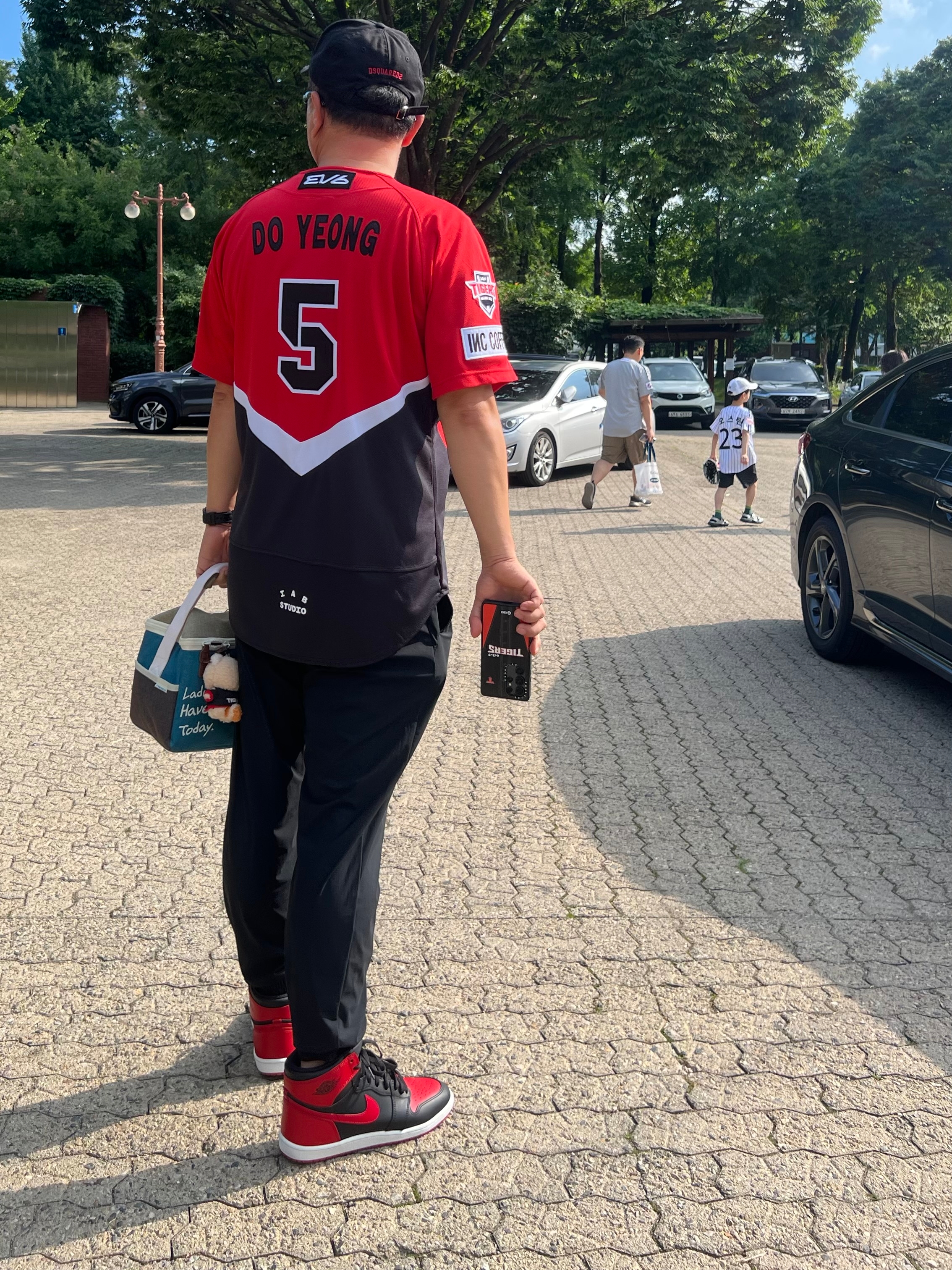 Jordan 1 High 85 Bred, Kia Tigers x IAB Studio Authentic Alt Uniform Red Patch Ver. 2 (Non Marking Ver.) 착용 스타일