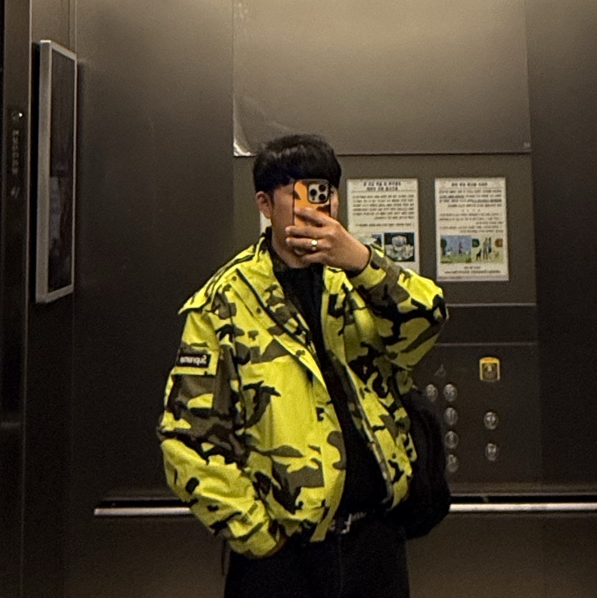 Supreme 2-in-1 Gore-Tex Shell + Quilted Liner Vest Fluorescent Camo - 25SS 착용 스타일