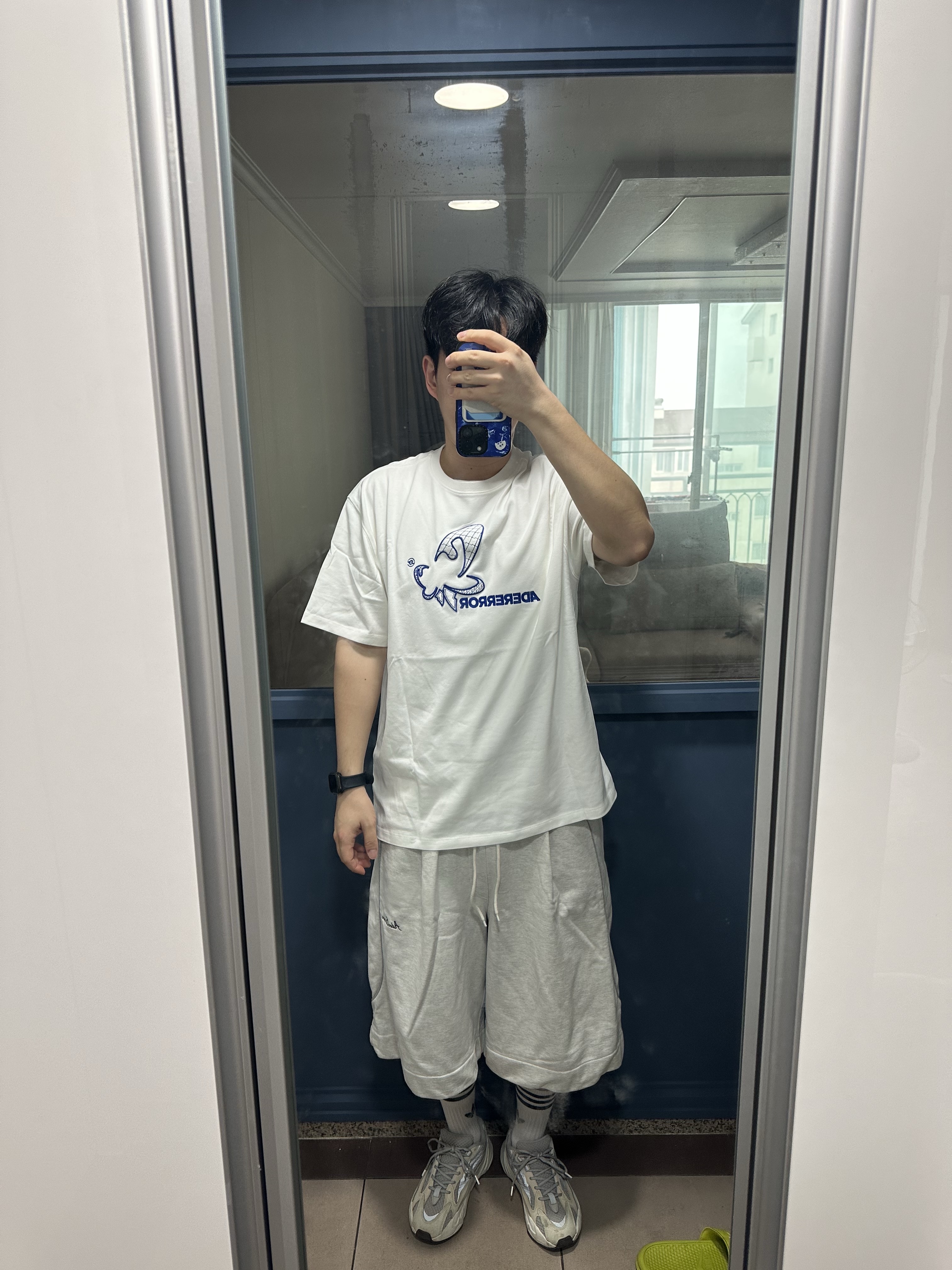Ader Error Tever Logo Sweatshorts Oatmeal, Ader Error Butterfy Logo T-Shirt White 착용 스타일