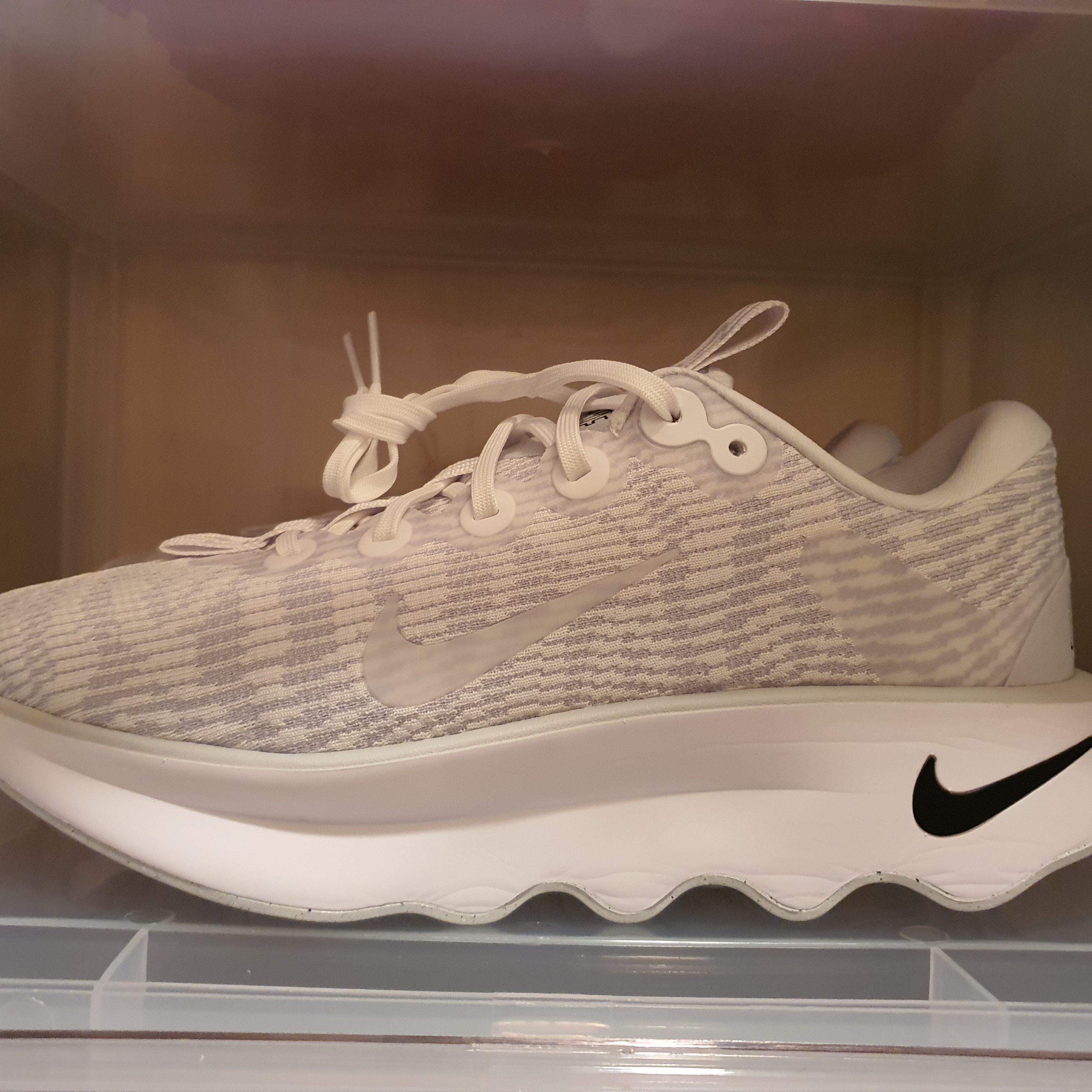 Nike Motiva White Black 착용 스타일