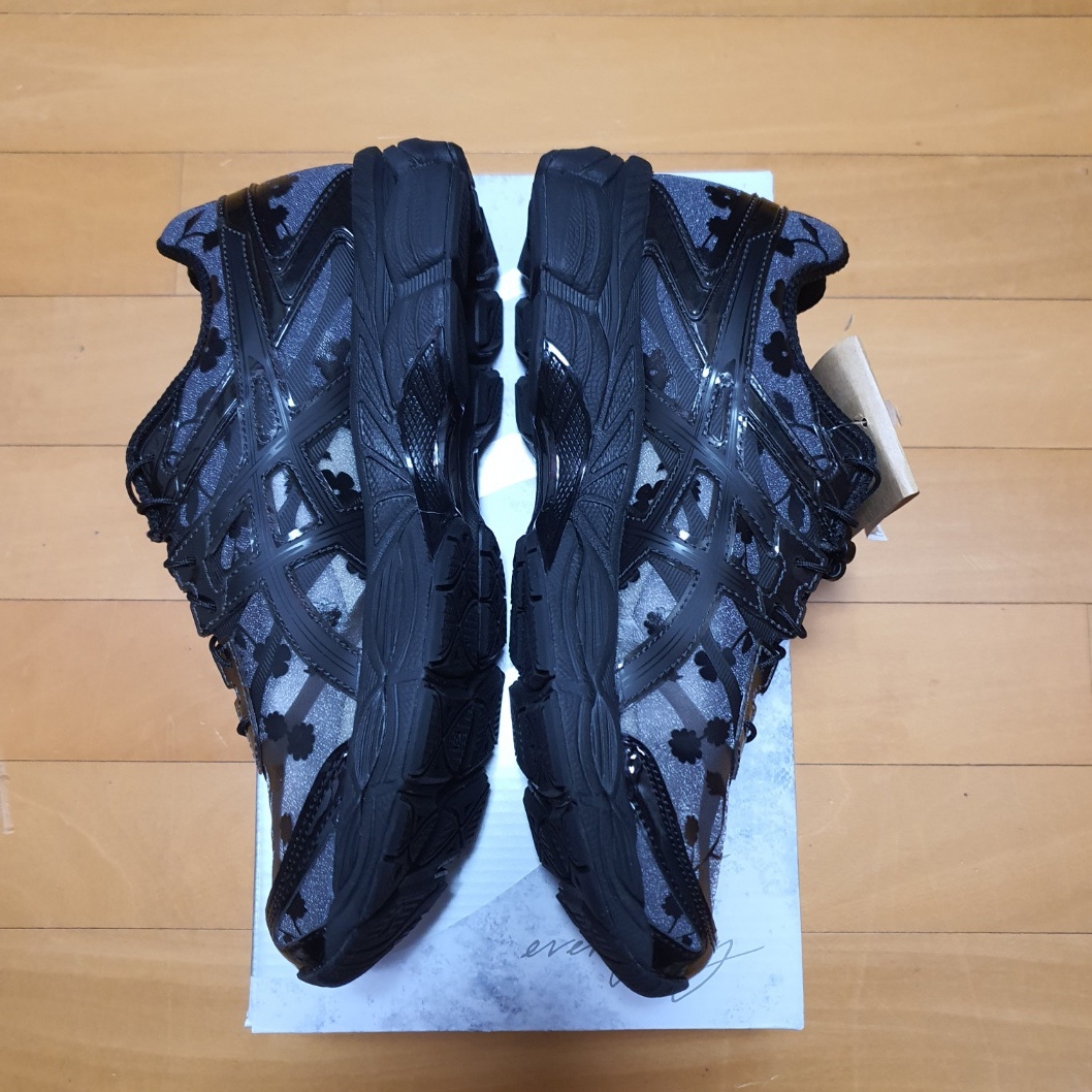 Asics x Cecilie Bahnsen Gel-Cumulus 16 Black 착용 스타일