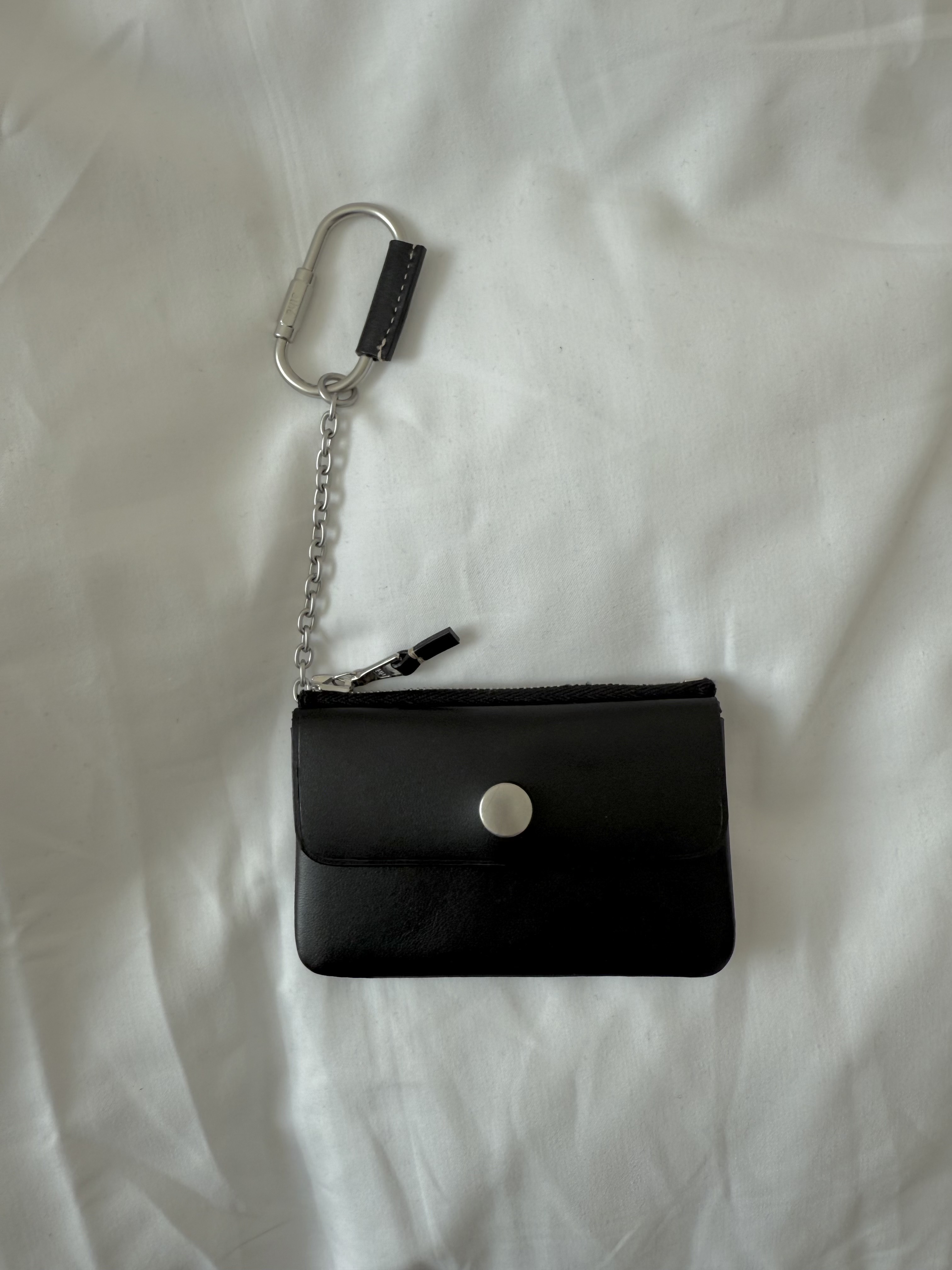 Athe garcon Chain Card Wallet Black, Athe garcon Chain Card WalletBeige 착용 스타일 - 1