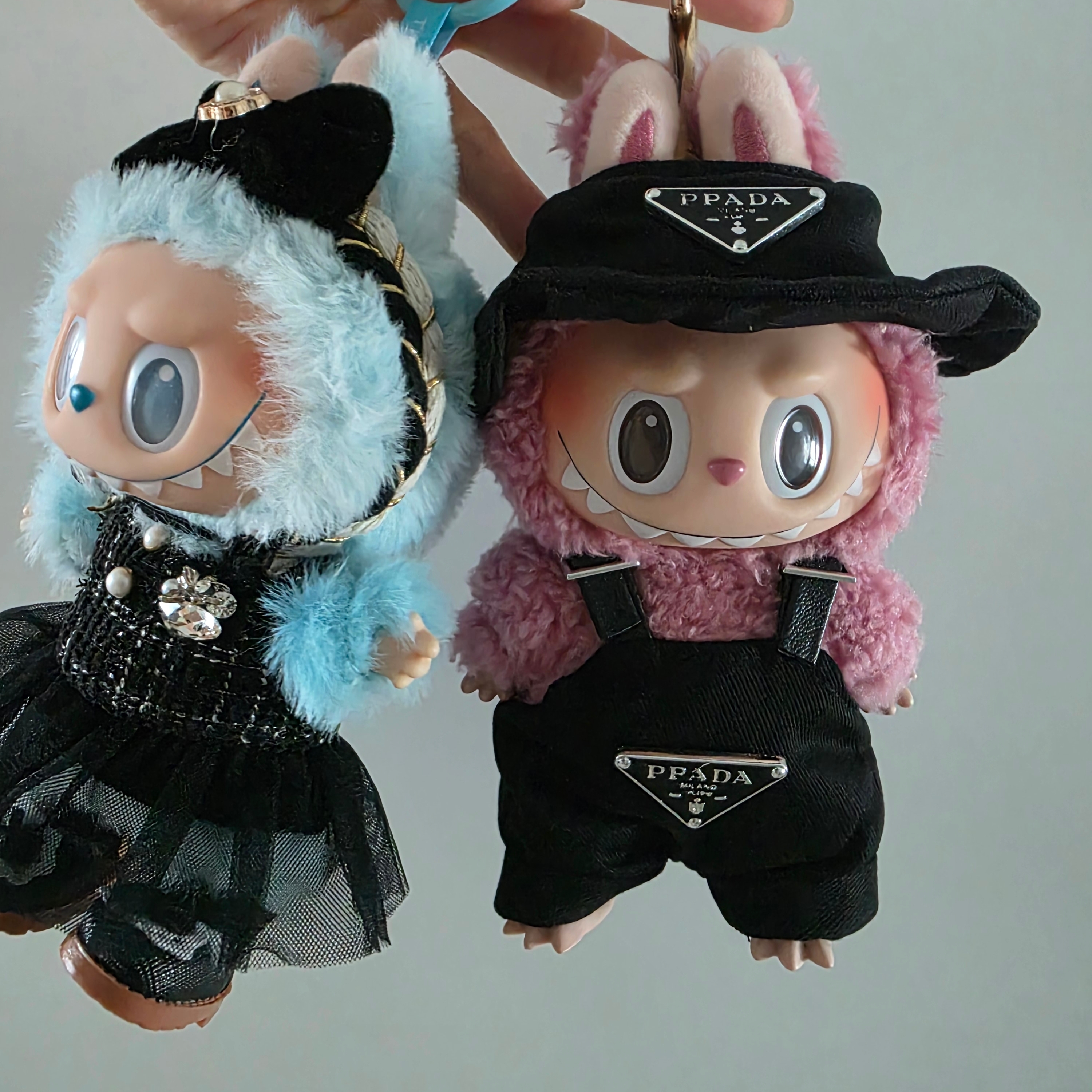 Pop Mart Labubu The Monsters Labubu Tasty Macarons Series Lyche Berry Keyring (Opened Case), Pop Mart Labubu The Monsters Highlight Series Hope Keyring (Opened Case) 착용 스타일 - 1