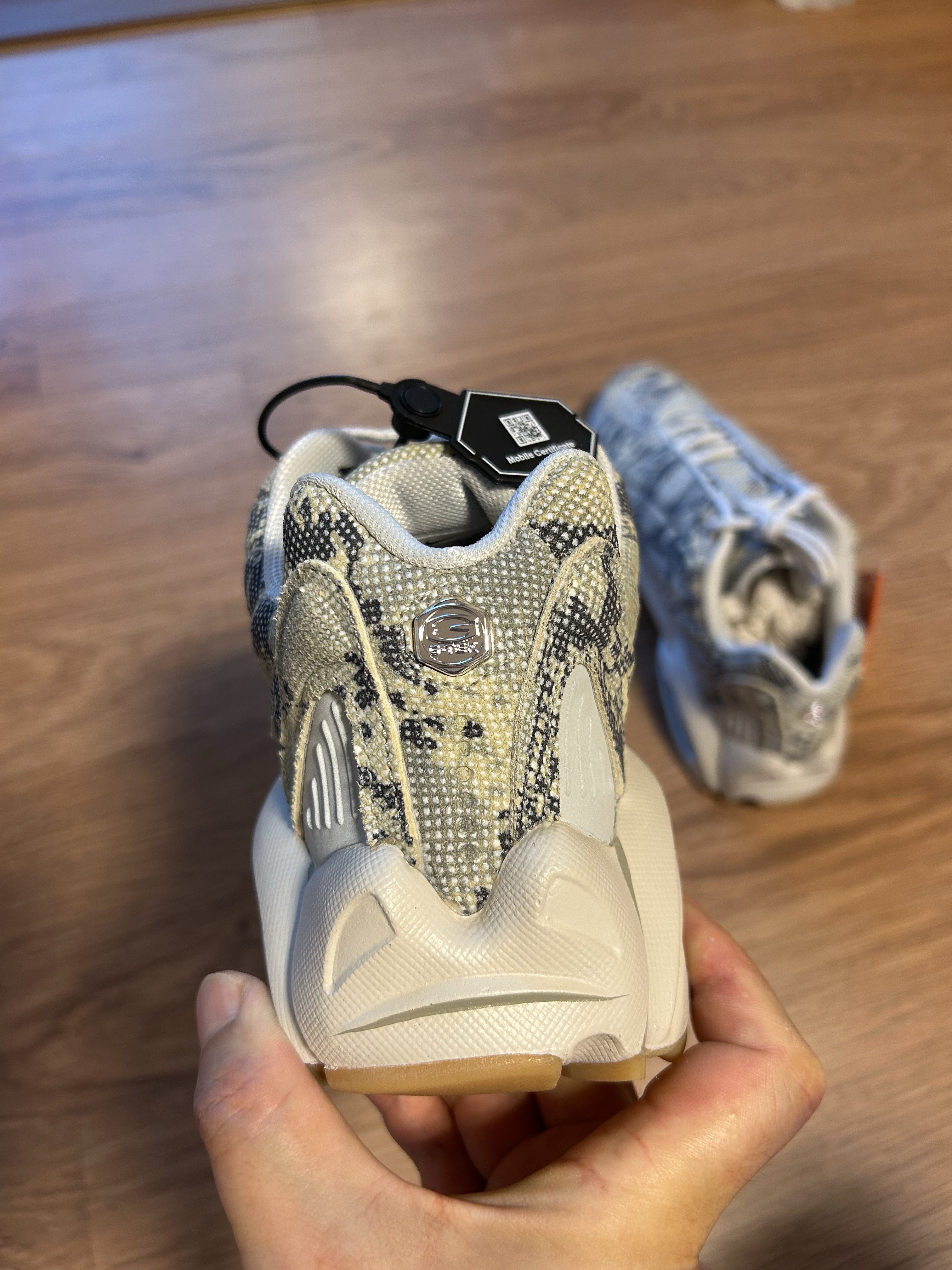 Nike x Drake Nocta Hot Step Air Terra Light Bone 착용 스타일 - 4