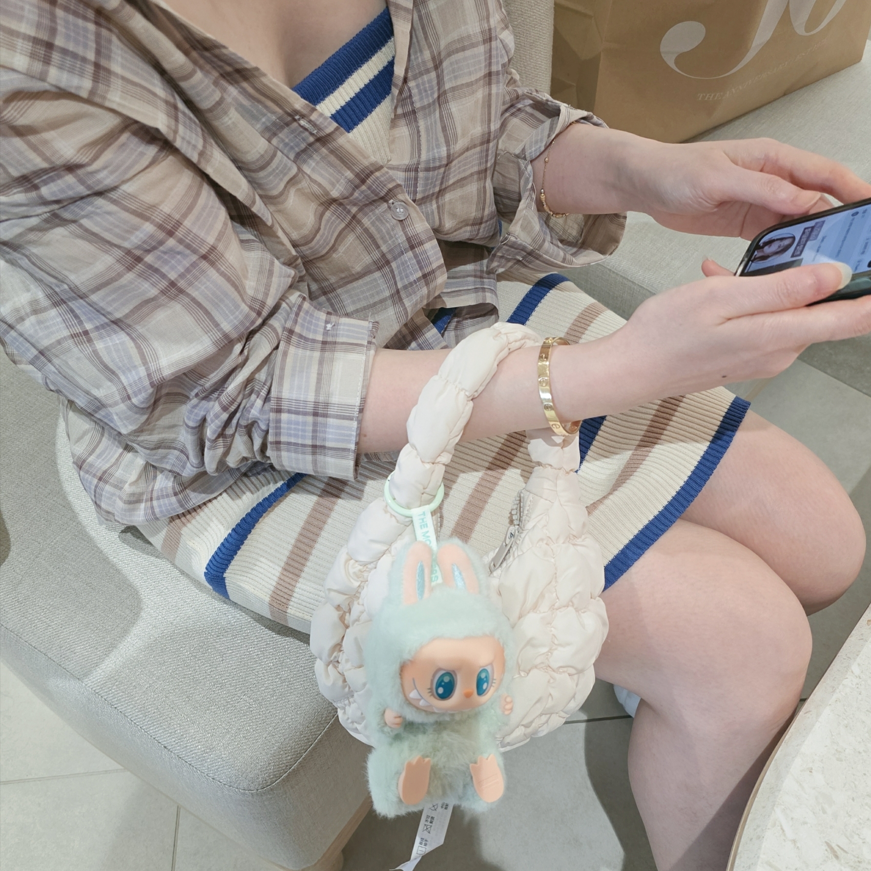 Pop Mart Labubu Let's Play Together Doll Series Ququ Keyring (Opened Case) 착용 스타일 - 1
