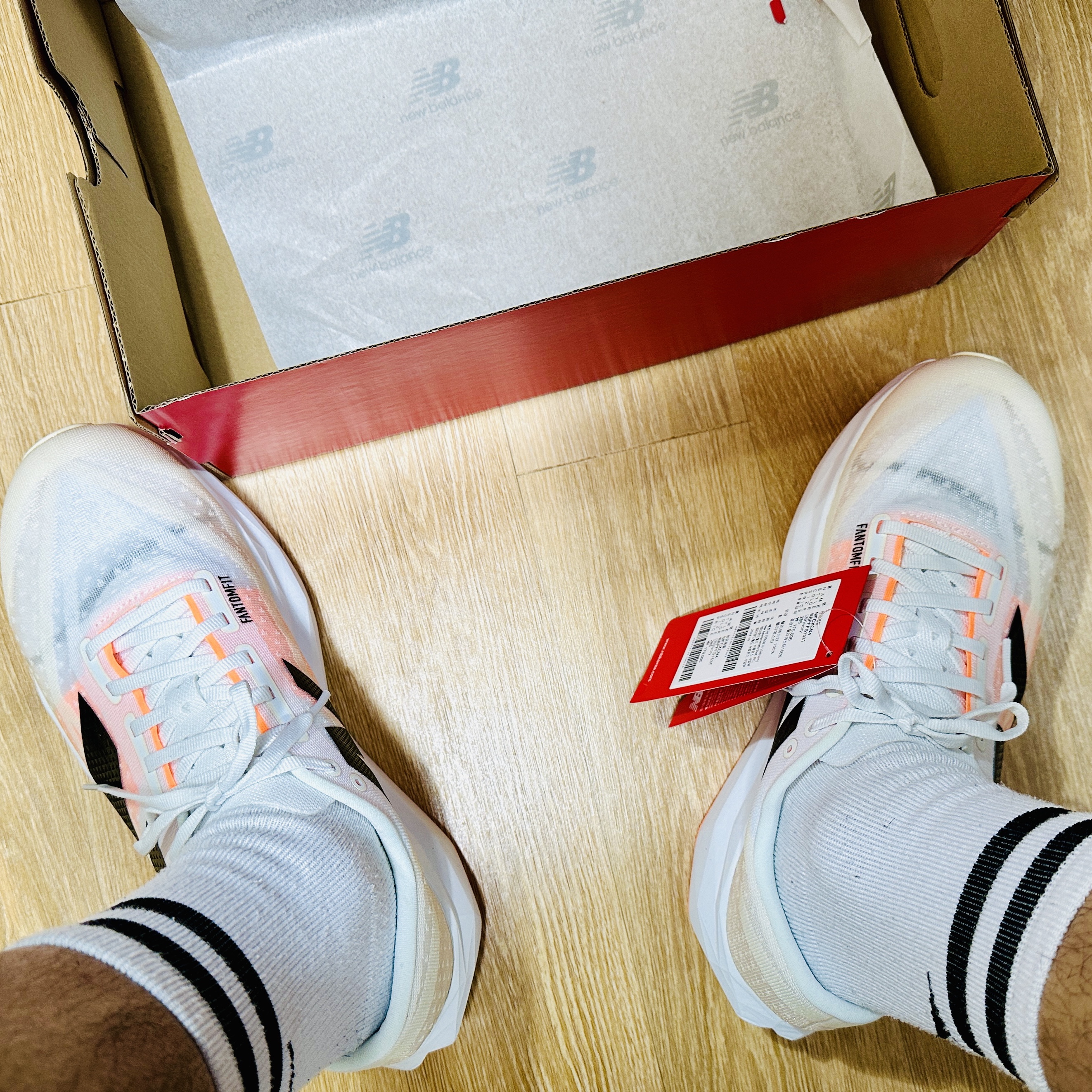 New Balance Fuelcell Rebel v4 Ivory - D Standard 착용 스타일 - 3