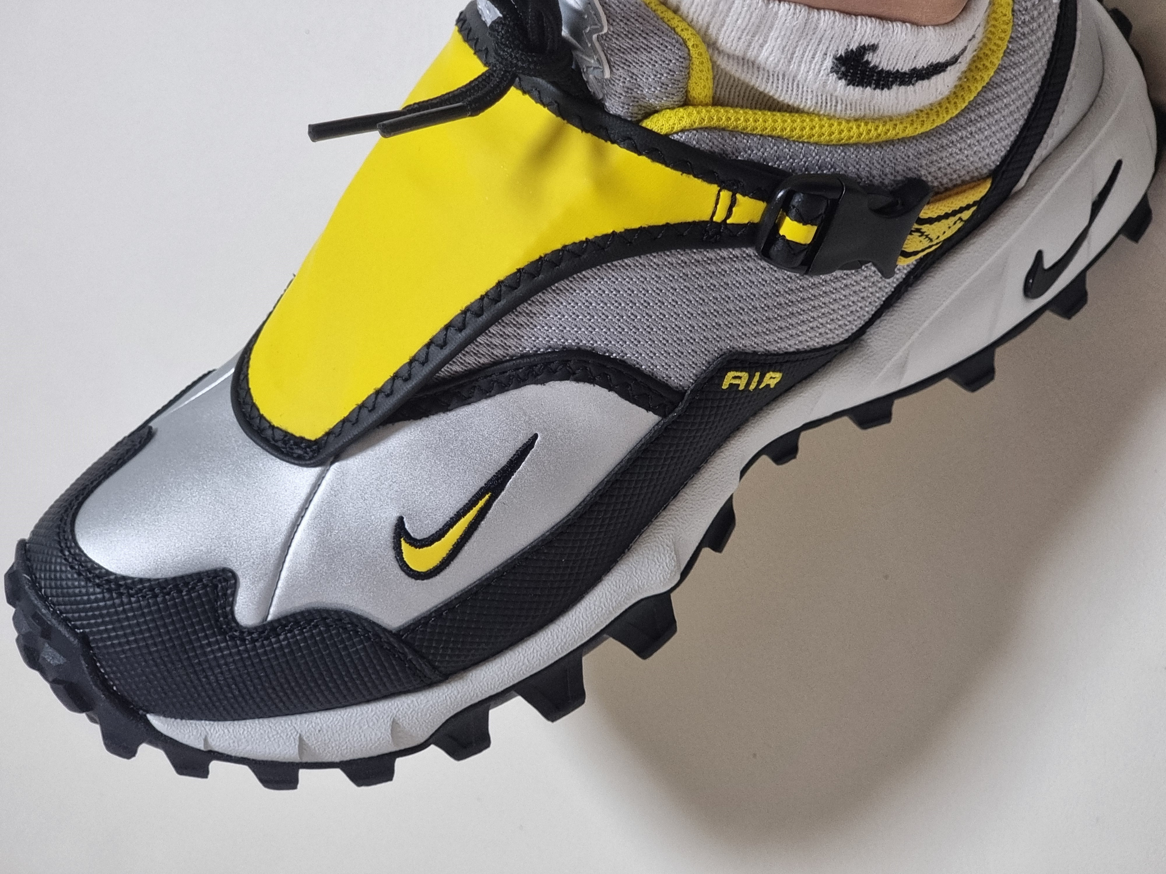 Nike ACG Phassad Yellow Zest and Metallic Silver 착용 스타일 - 2