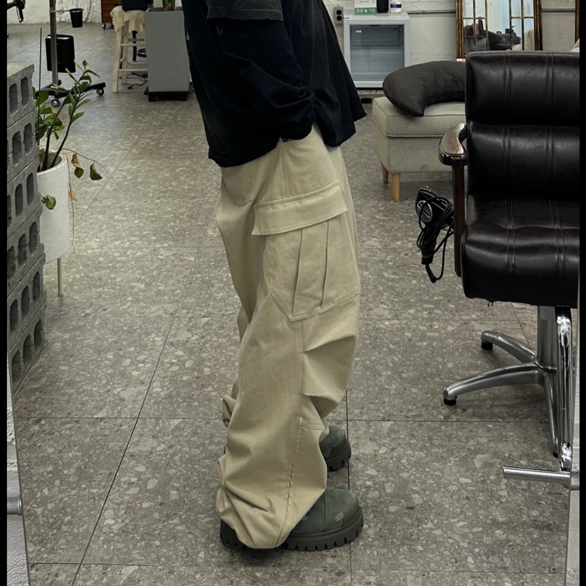 Nonnod Side Zip Cargo Pants Beige 착용 스타일 - 2