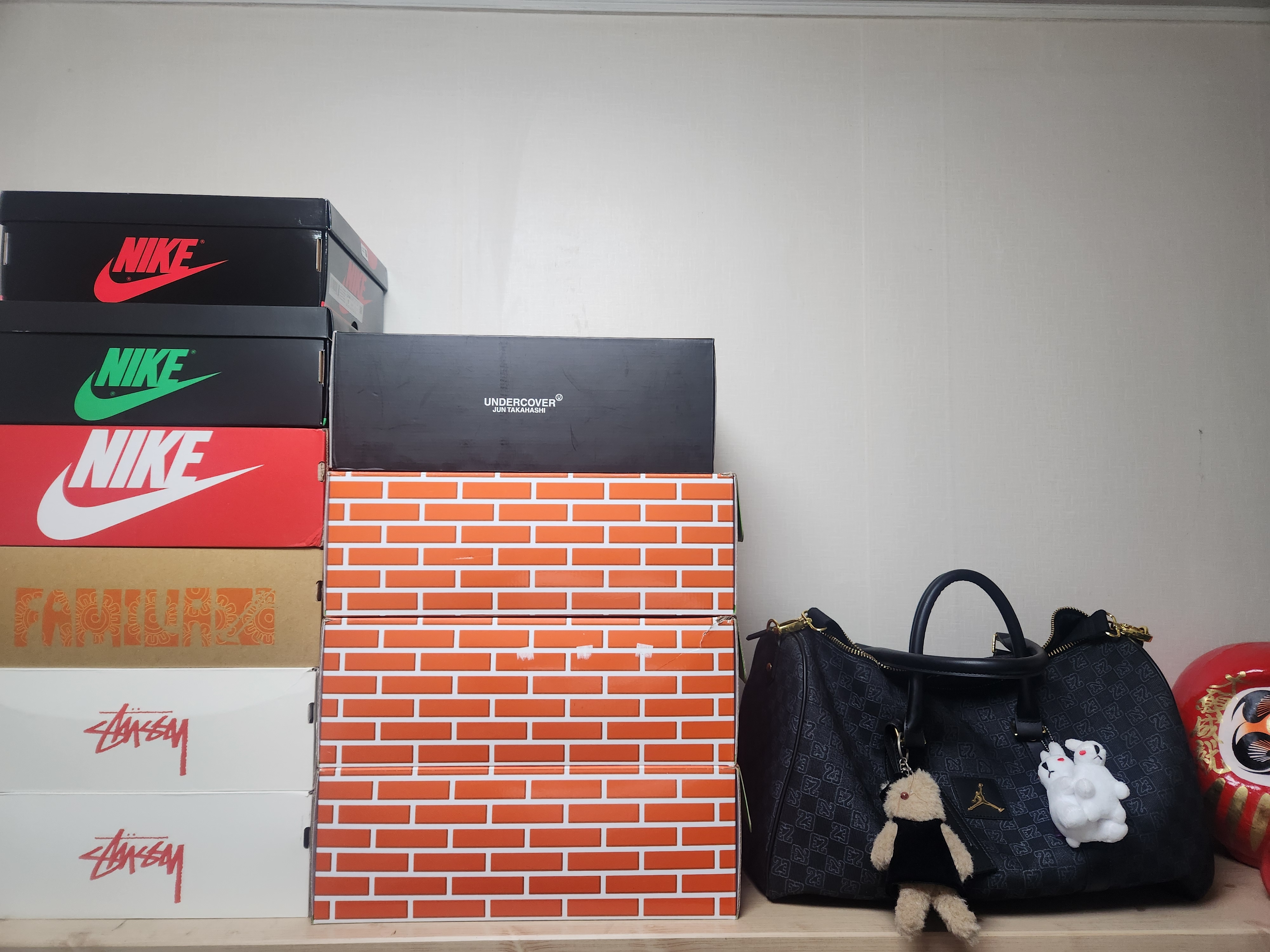 Jordan 1 Retro High OG Black and Lucky Green, Nike x Stussy Air Force 1 '07 Mid SP Black and Light Bone 착용 스타일 - 4
