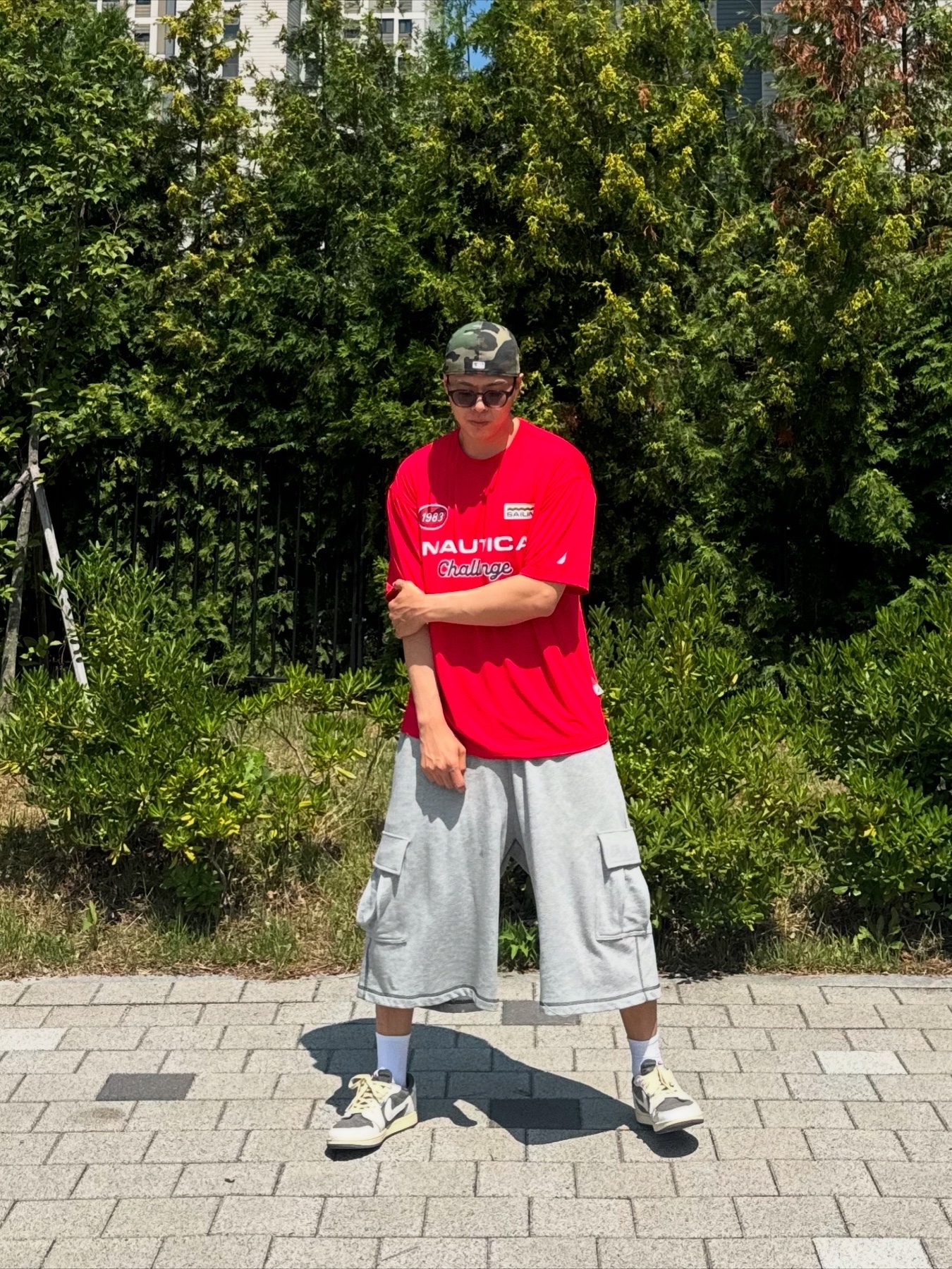 Jordan 1 x Travis Scott Retro Low OG SP Sail and Ridgerock, Supreme x New Era Screw Ball S Logo Woodland Camo - 24FW 착용 스타일 - 4