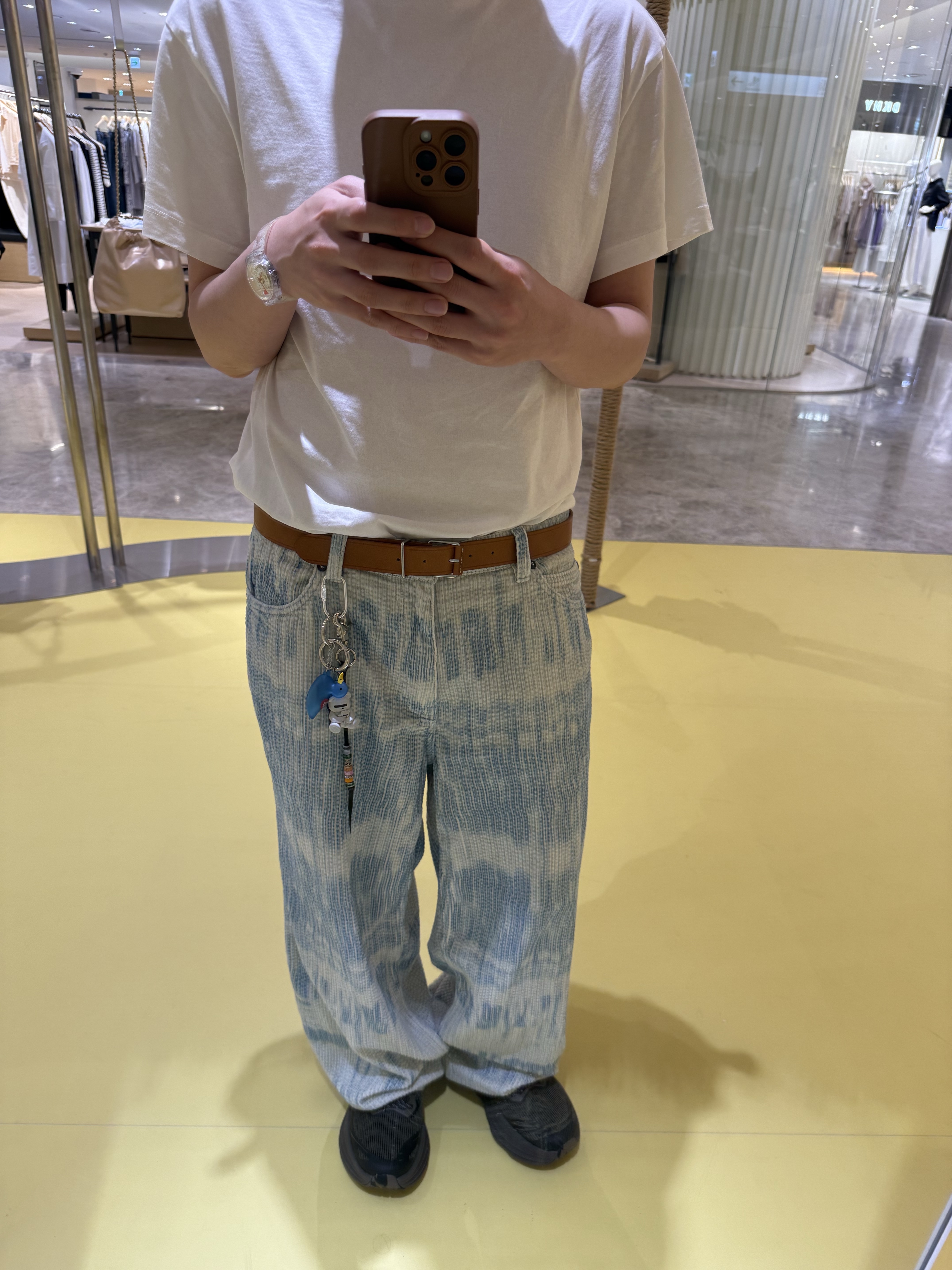 Athe garcon Leather Belt Dark Beige Buttero, Human Made Duck PVC Key Chain Blue 착용 스타일 - 5