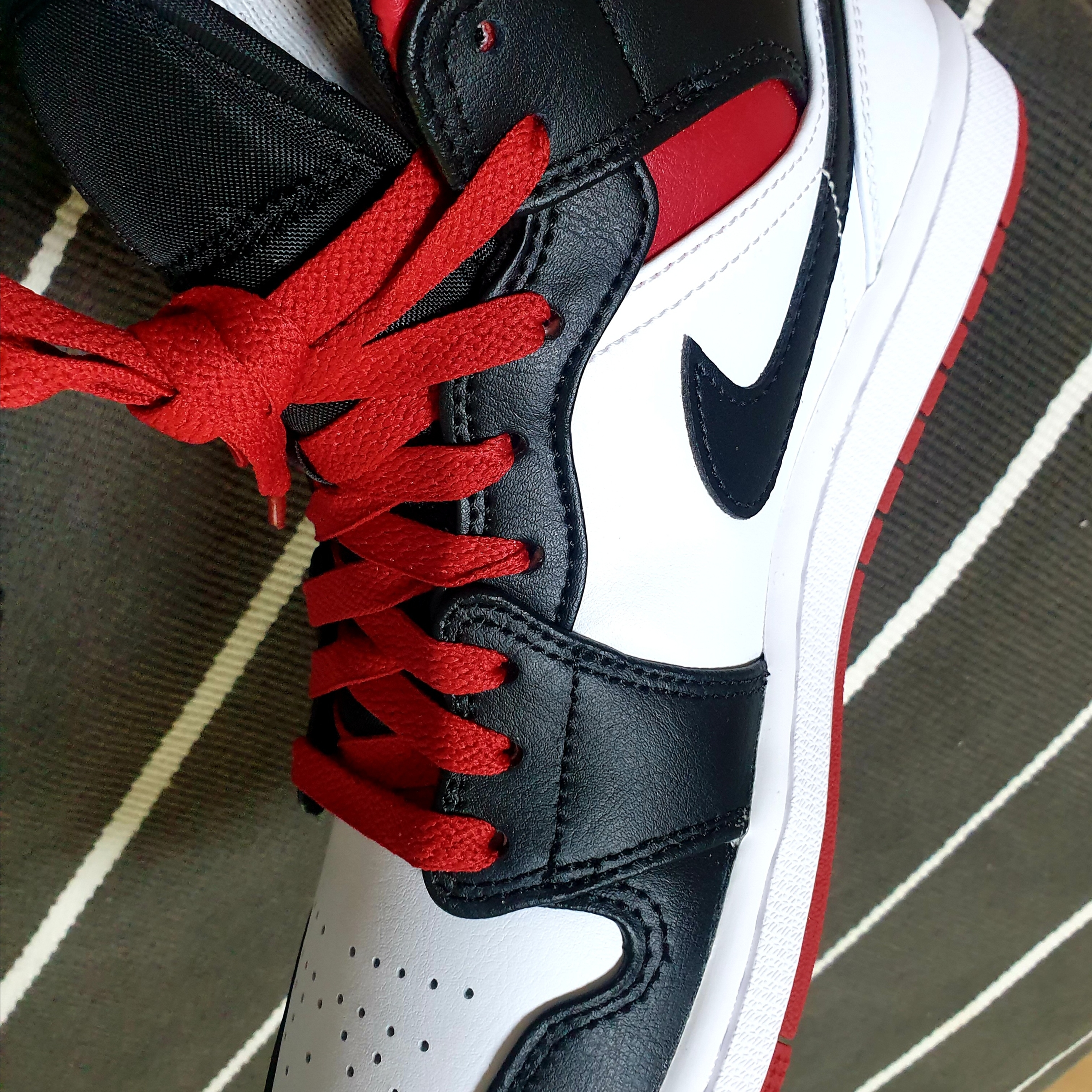 Jordan 1 Mid White Gym Red 착용 스타일