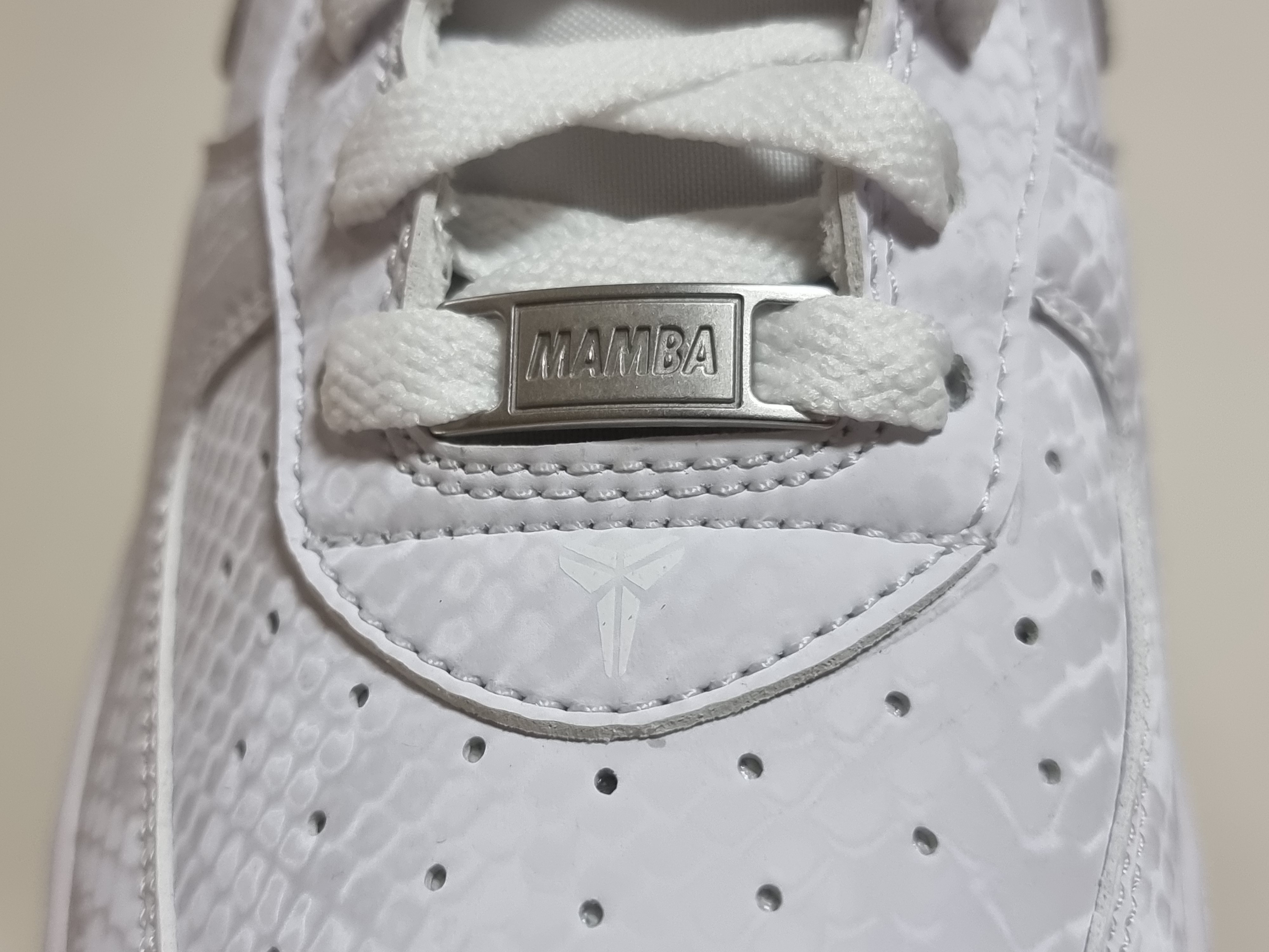 Nike x Kobe Bryant Air Force 1 Low Triple White 착용 스타일 - 2