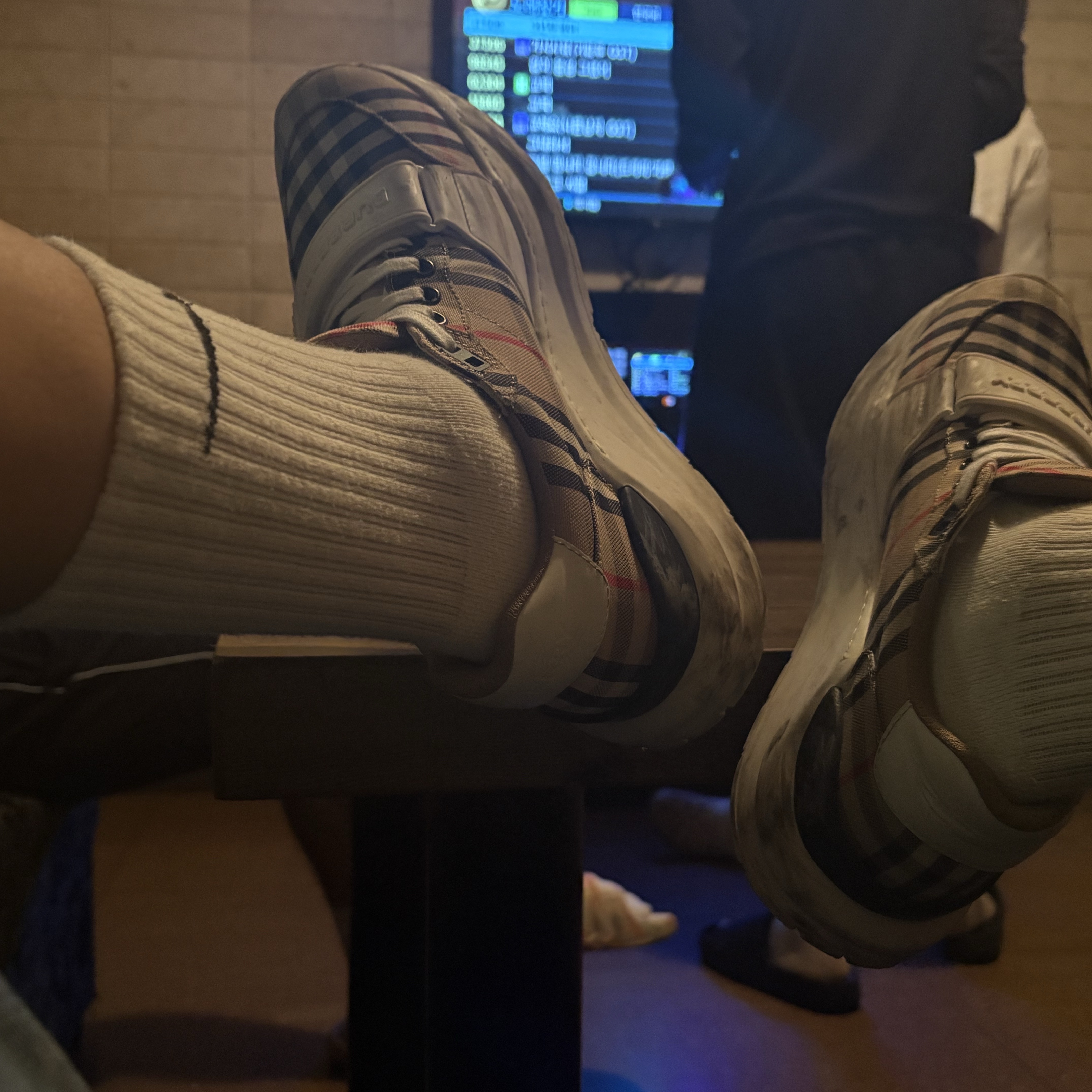 Burberry Vintage Check Suede Leather Sneakers Archive Beige 착용 스타일
