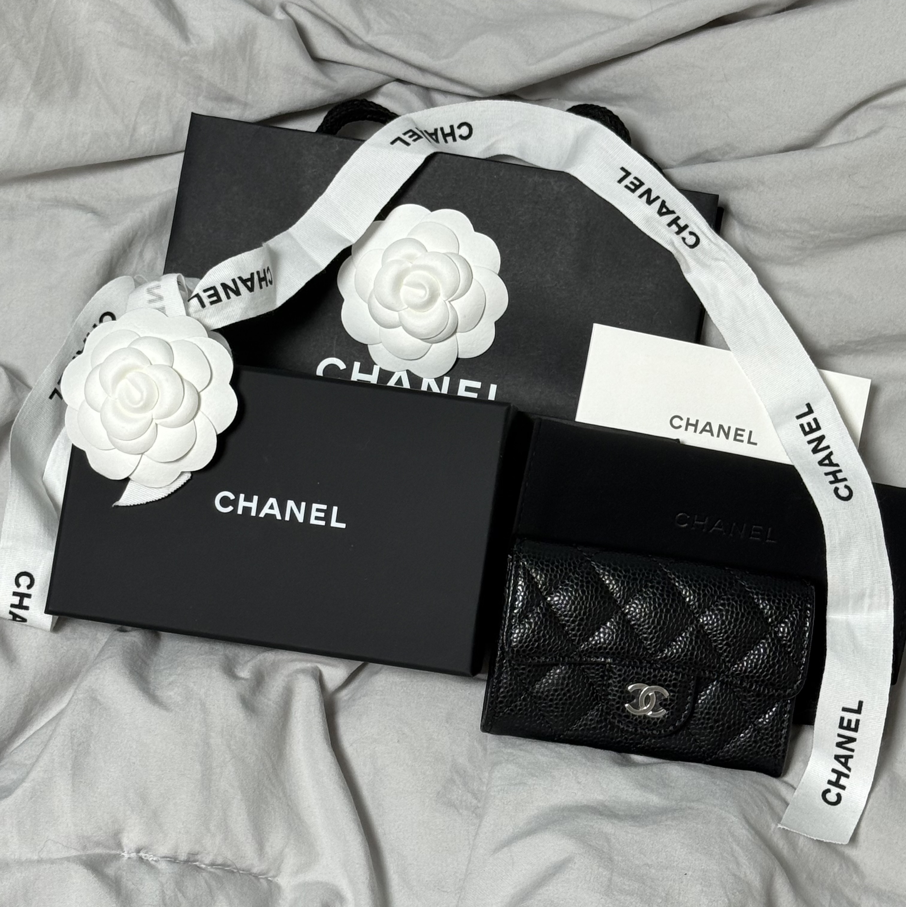 Chanel Classic Card Holder Grained Calfskin & Silver Black 착용 스타일