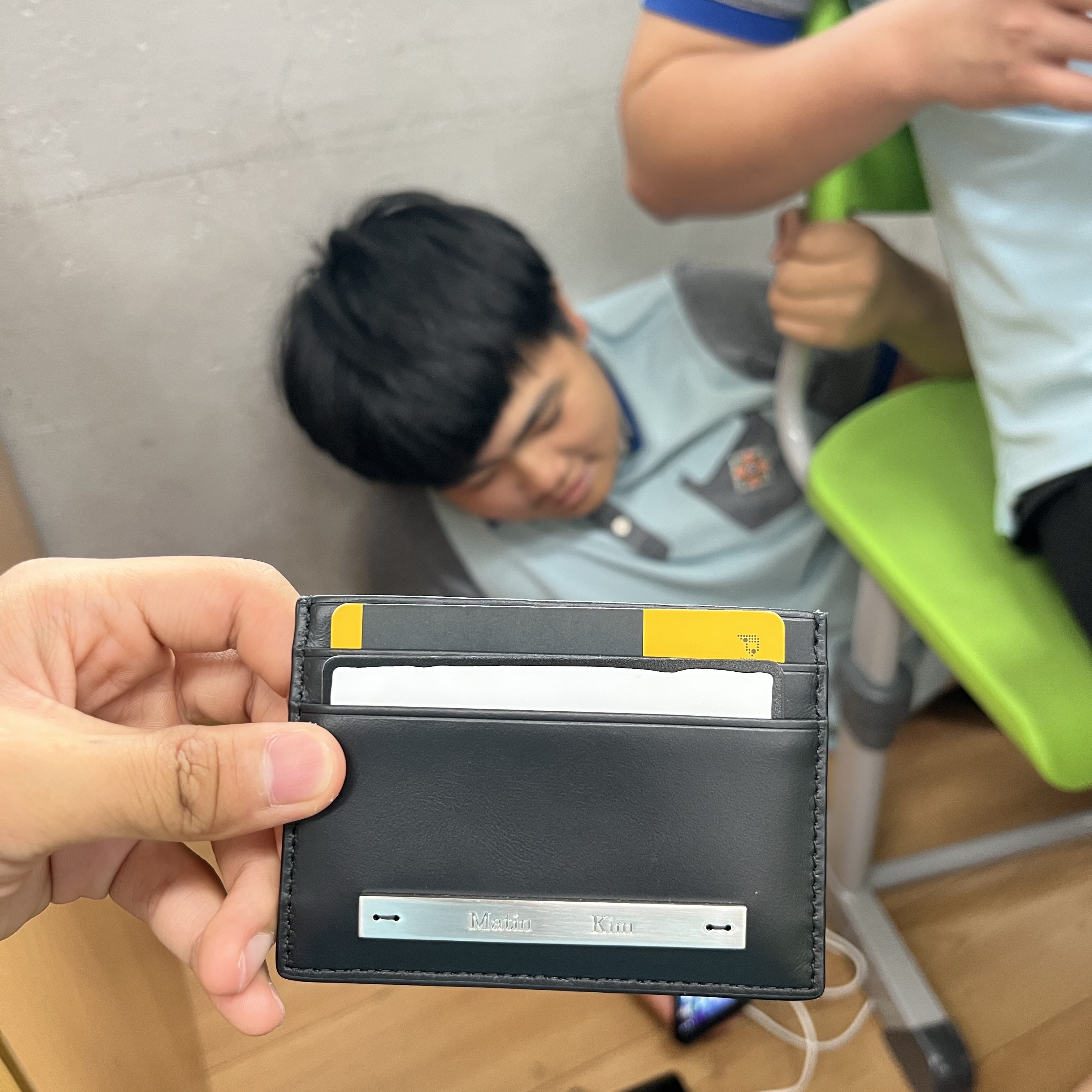 Matin Kim Vintage Card Wallet Black 착용 스타일 - 1