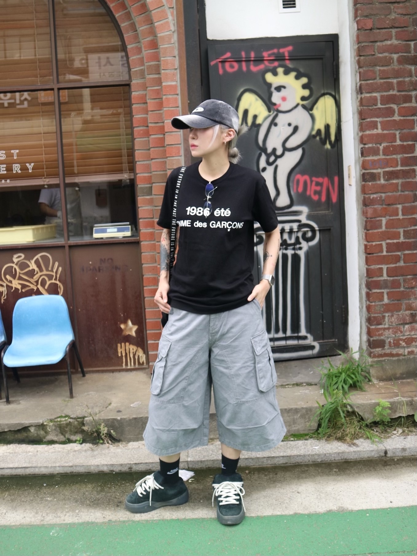 Gentle Monster x Maison Margiela MM217 Silver Clear, ERL Vamp Skate Shoe Pirate Black 착용 스타일 - 1