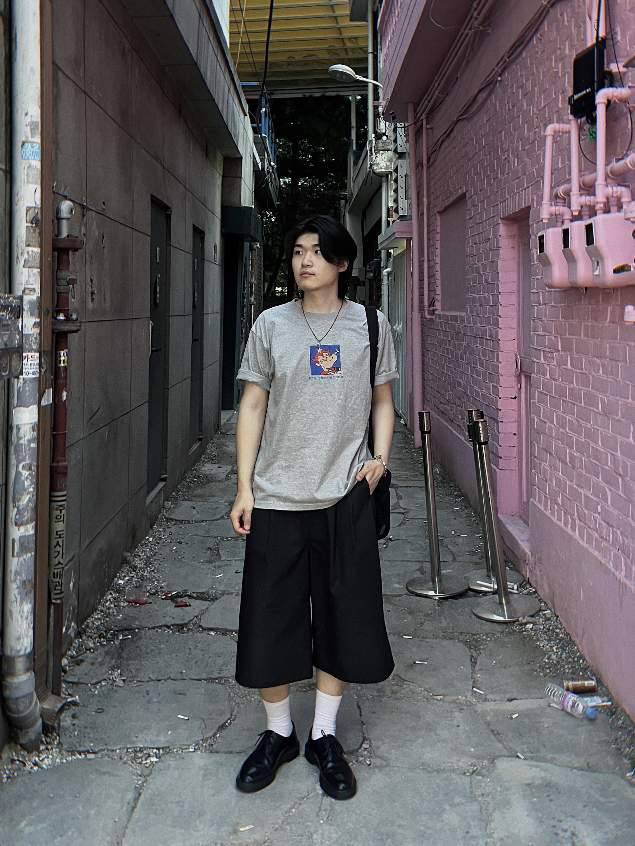 Amomento Two Tuck Wide Shorts Charcoal, Dr. Martens 1461 Mono Black 착용 스타일 - 1