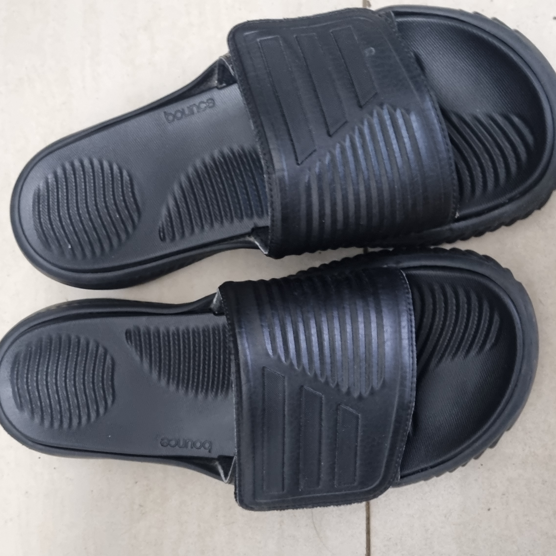 Adidas Alphabounce Slide Core Black 착용 스타일