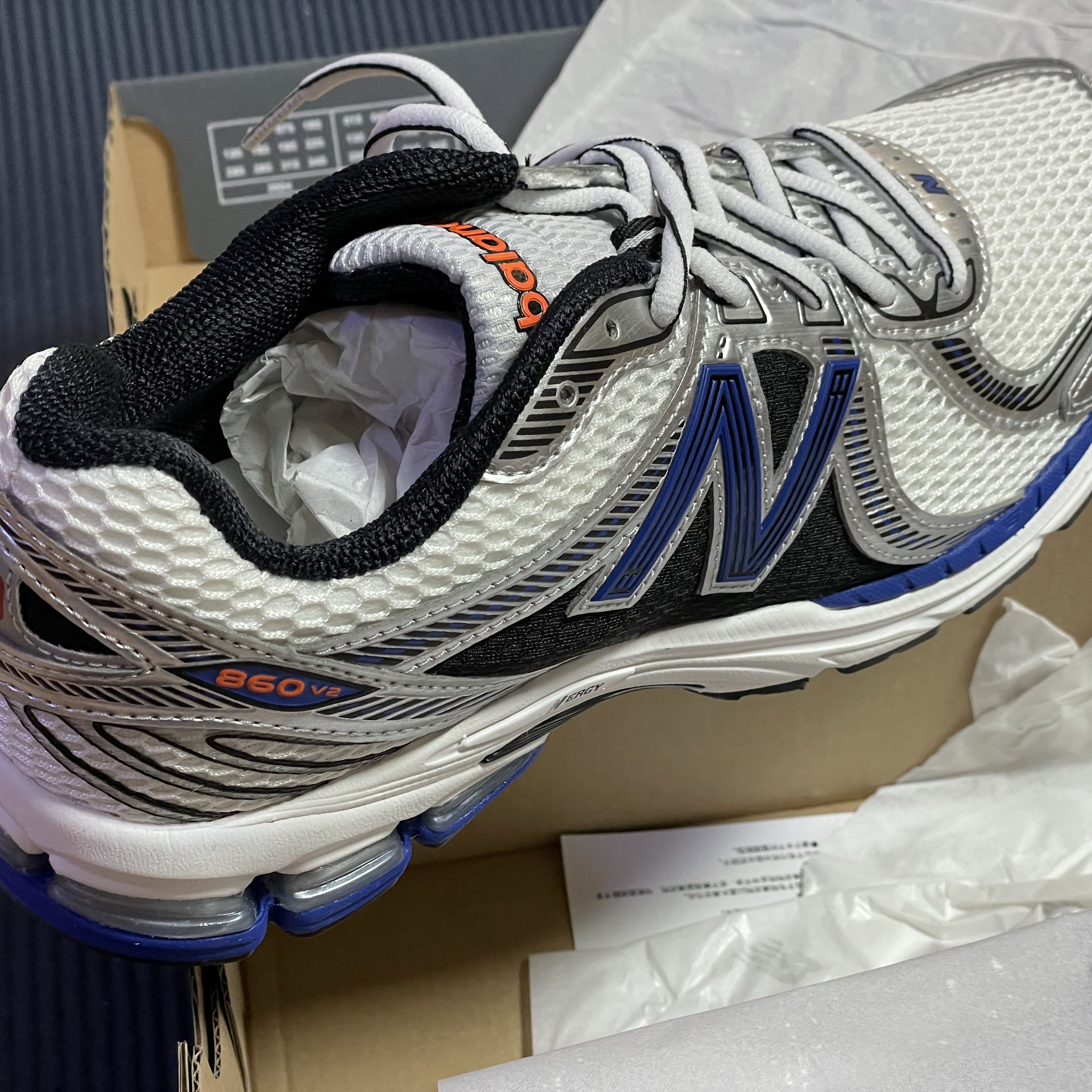 New Balance 860v2 Metallic Silver 착용 스타일 - 2